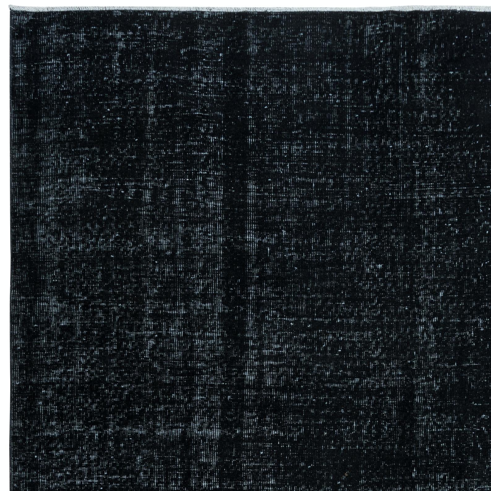 Turco Tappeto in lana vintage 6.8x10 Ft sovratinto in nero, annodato a mano in Turchia in vendita