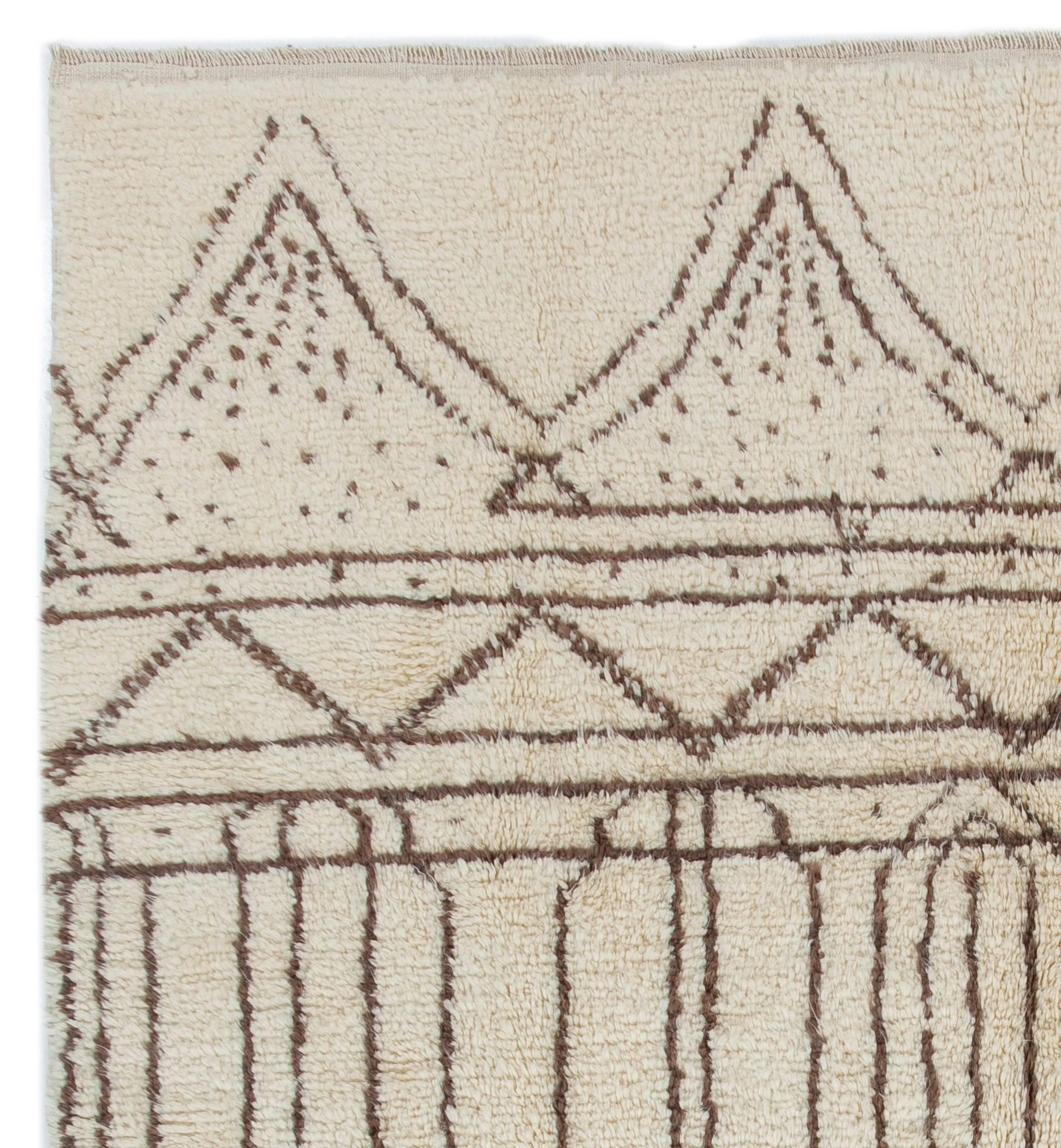 Ein moderner, handgeknüpfter marokkanischer Teppich aus natürlicher, ungefärbter elfenbeinfarbener und hellbrauner Schafwolle. 

100% natürliche, handgesponnene Wolle von bester Qualität.

Diese handgeknüpften Teppiche werden von Grund auf in