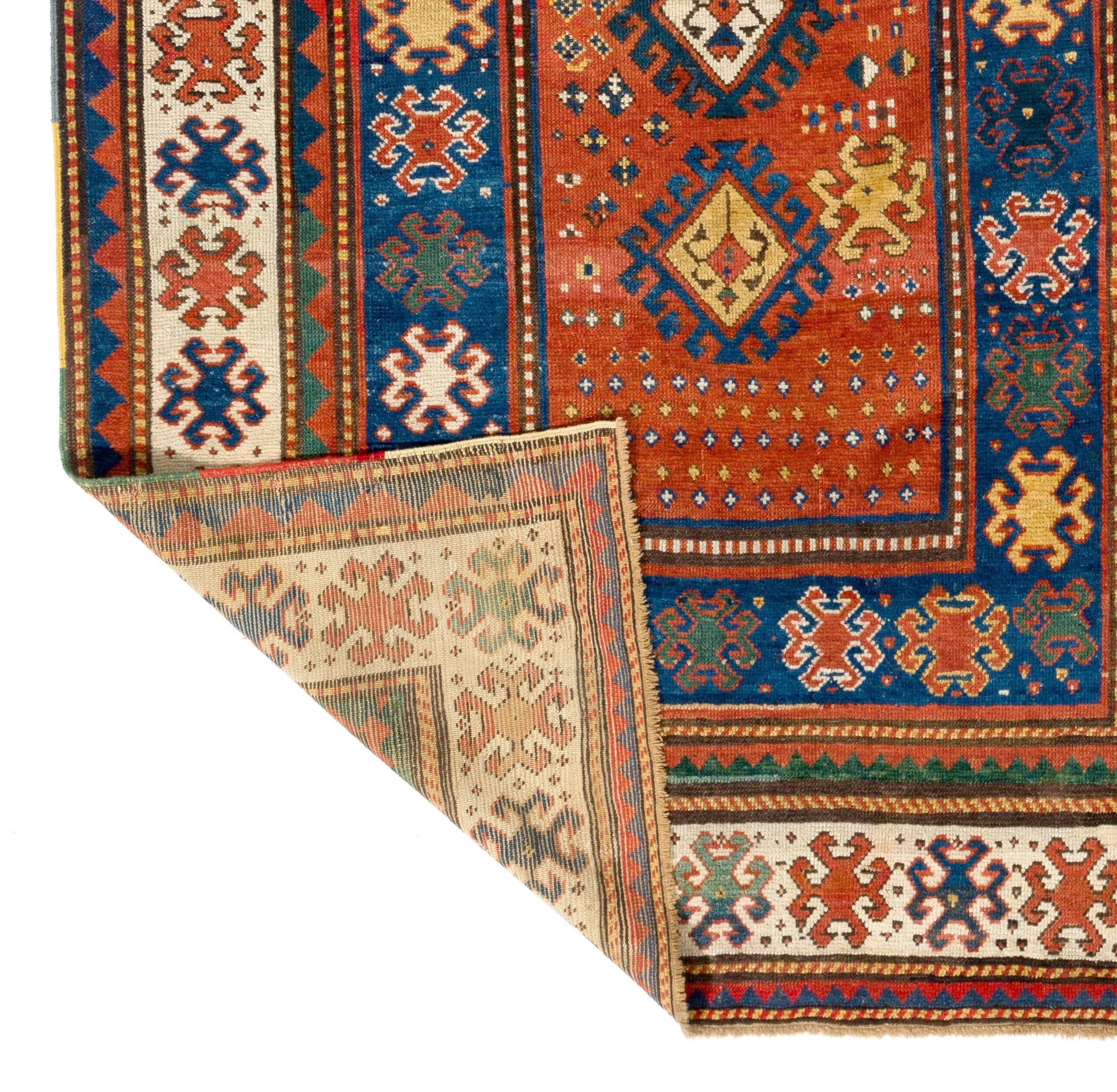 Kazakh Tapis caucasien ancien Kazak, couleurs rouge, bleu, vert, jaune, vers 1850 en vente