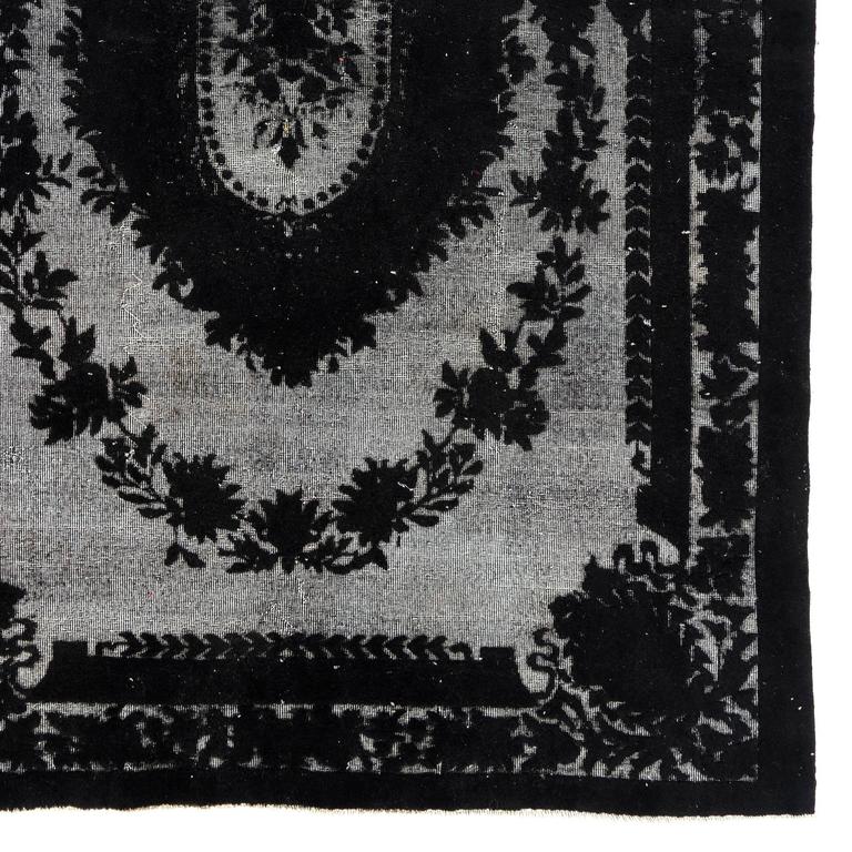 Black and Gray Rug with high and low pile For Sale at 1stdibs