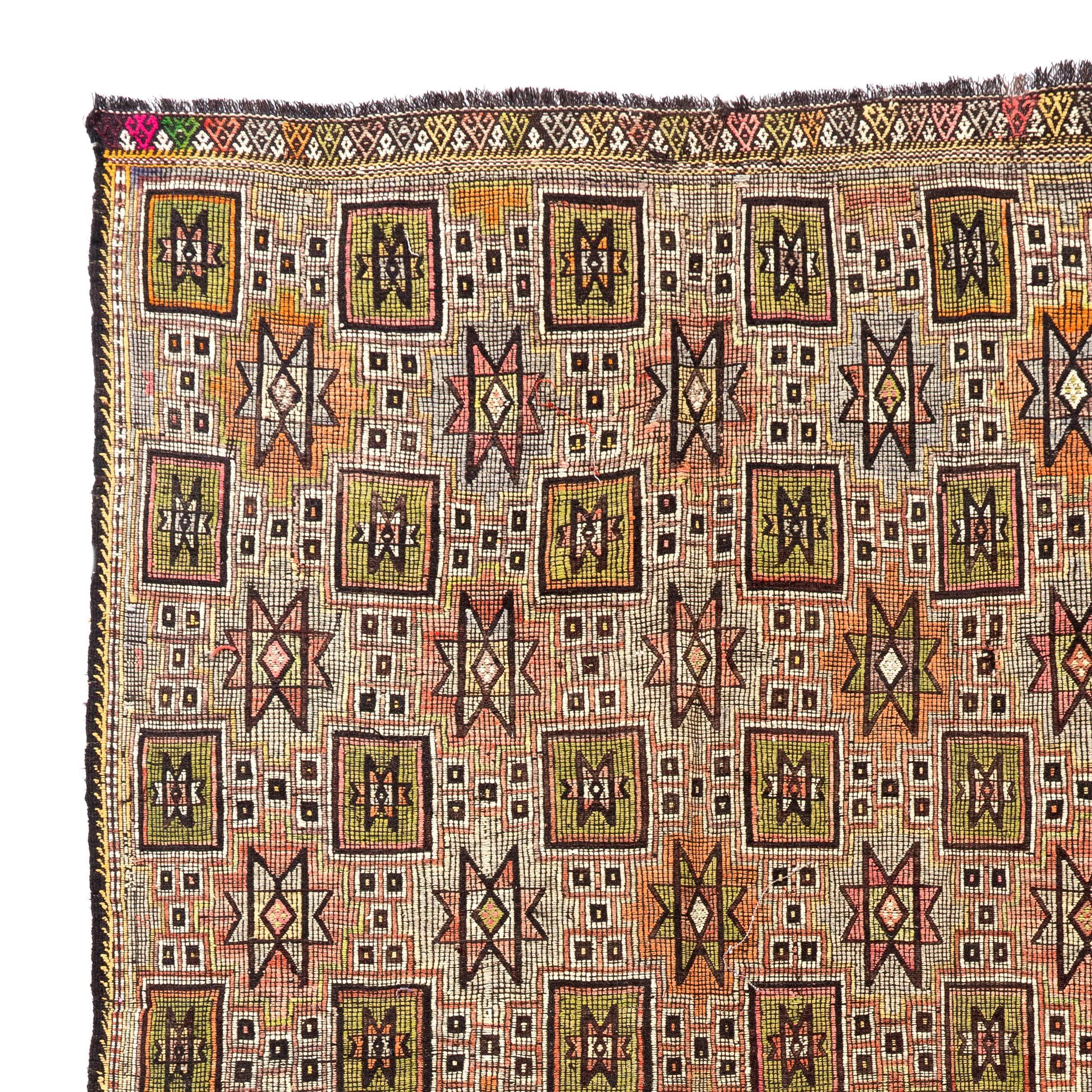 Ce joli tapis à tissage plat est tissé à la main dans une fine laine locale pour créer un revêtement de sol robuste. Ce type de kilims (tissés selon la technique complexe de brochage 