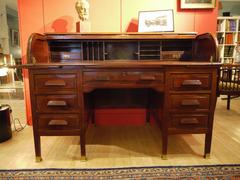 American Partner's Cylinder Desk in solid wood and veneers mahogany