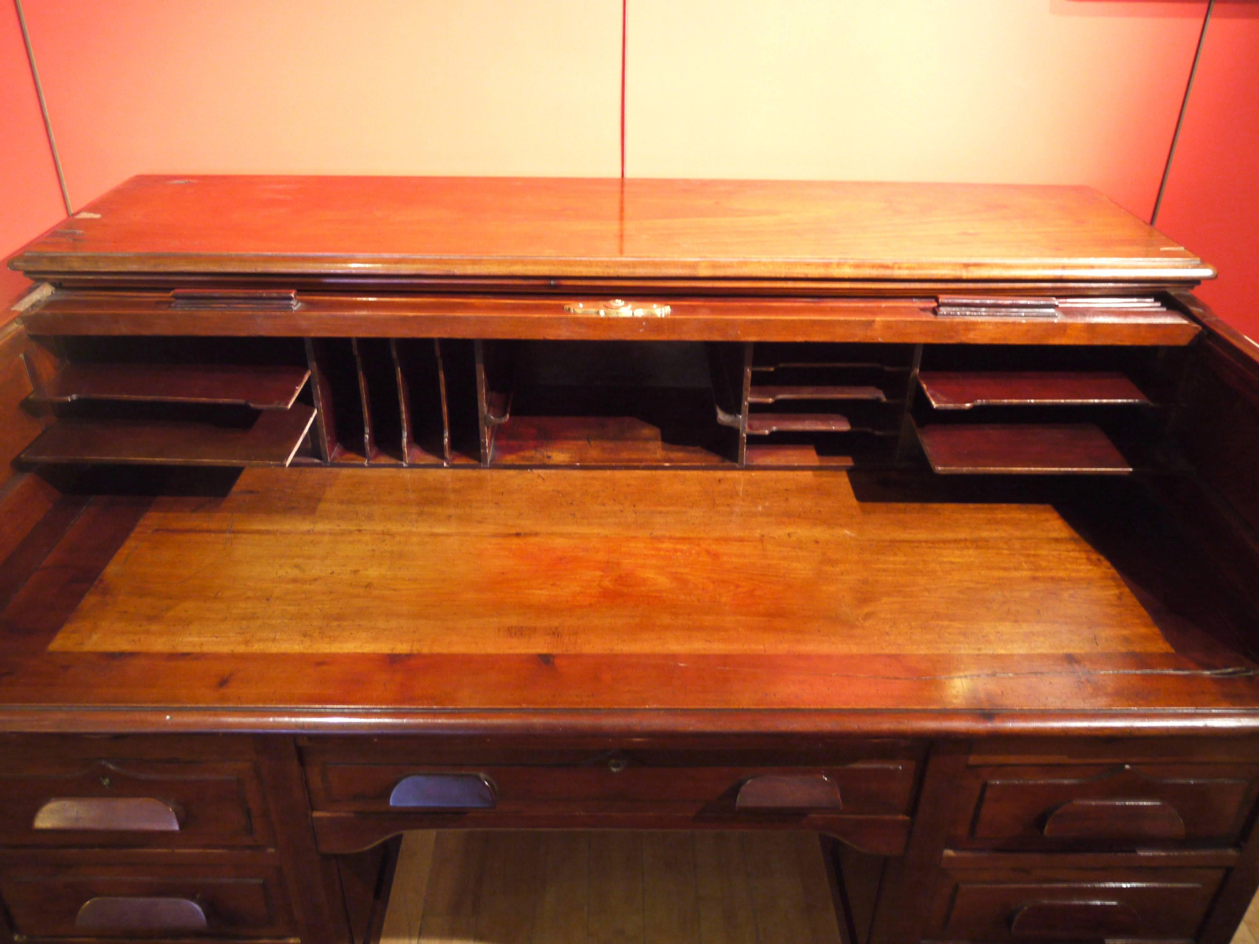American Partner's Cylinder Desk in solid wood and veneers mahogany  For Sale 2