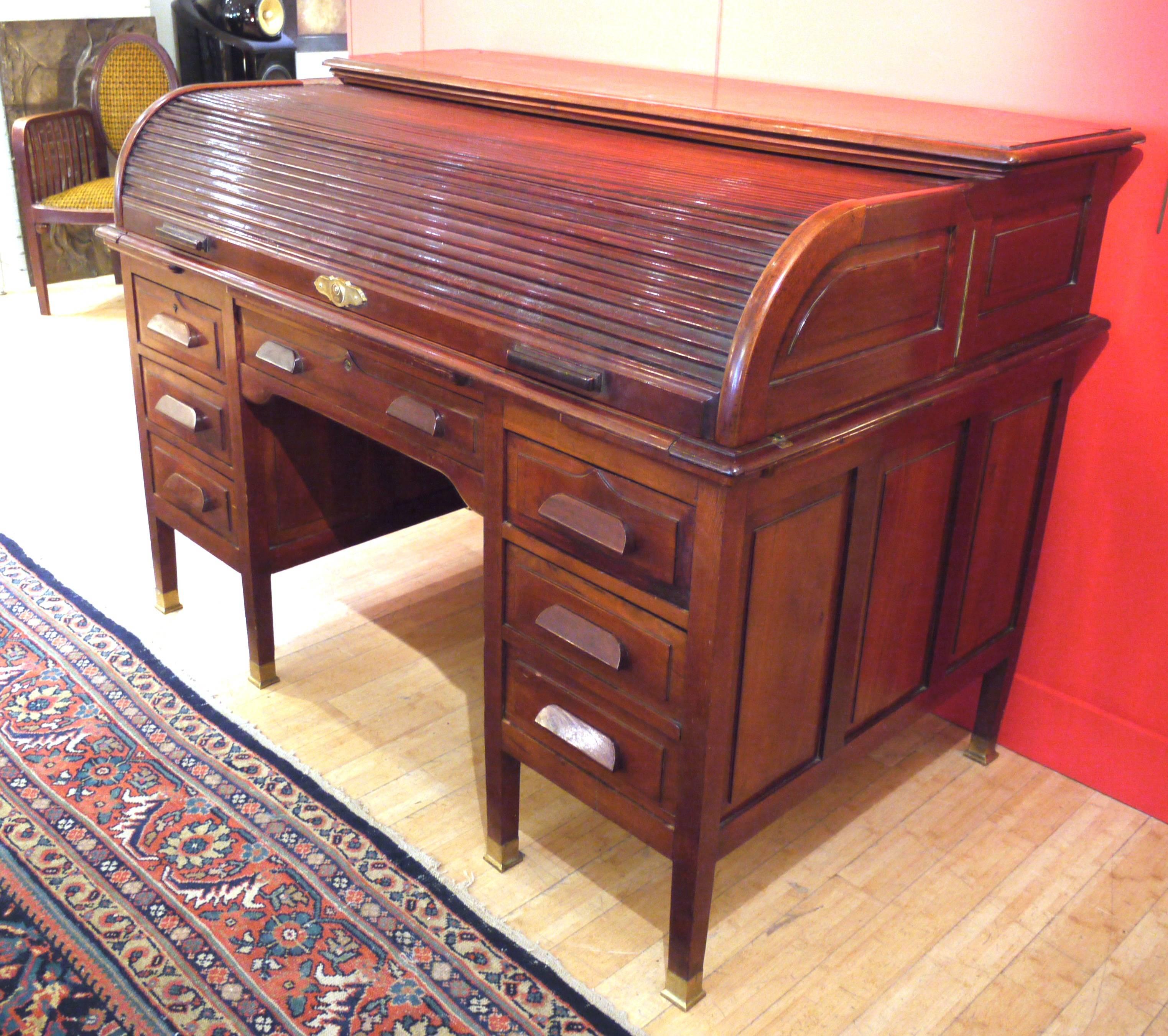 American Partner's Cylinder Desk in solid wood and veneers mahogany  In Excellent Condition For Sale In Biarritz, FR