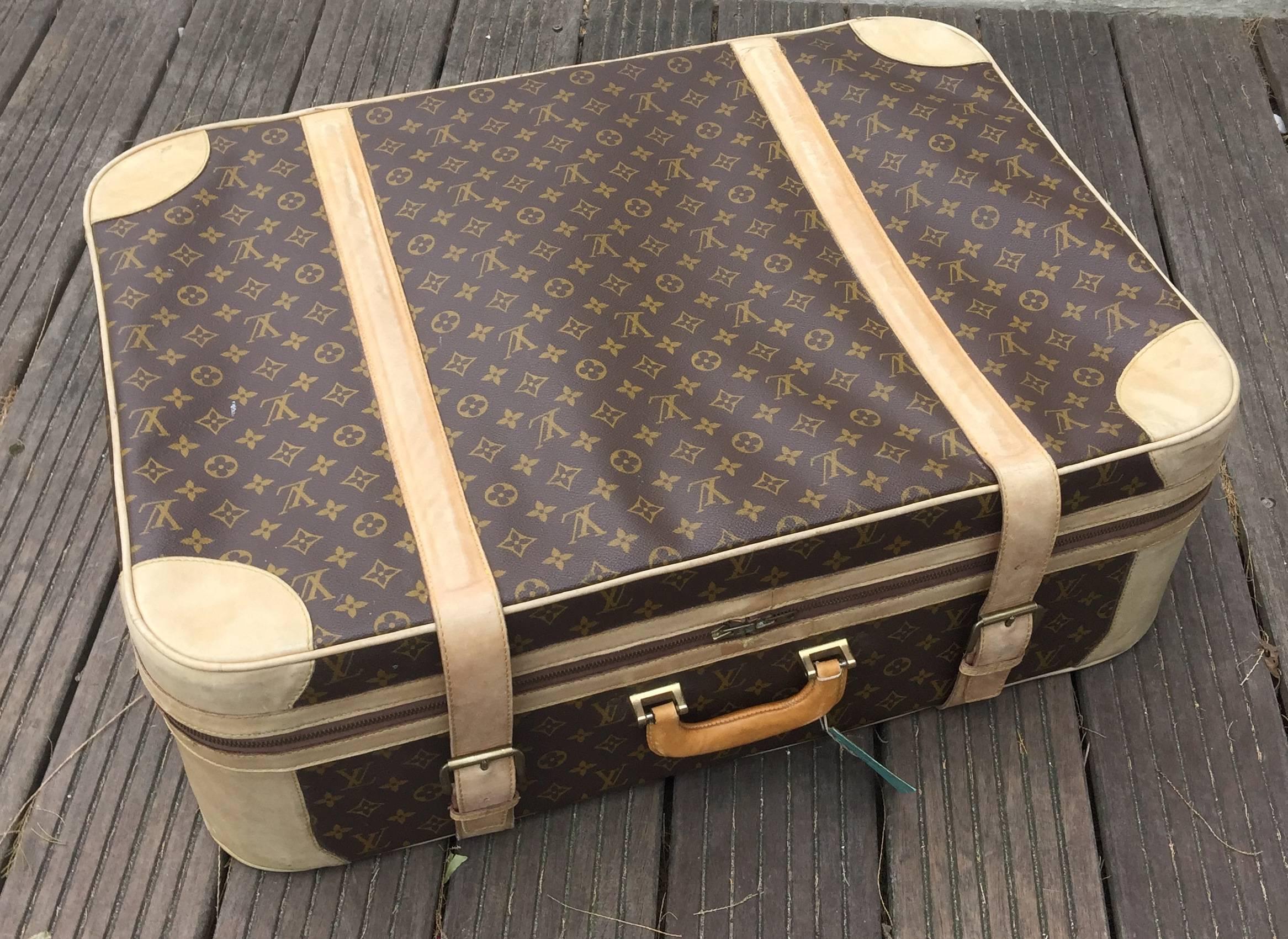 LOUIS VUITTON Monogram Stratos 70, large size travel luggage.
This stylish soft suitcase is finely crafted of Louis Vuitton monogram on toile canvas. 
This suitcase  features vachetta cowhide leather trim and rolled leather top handles with