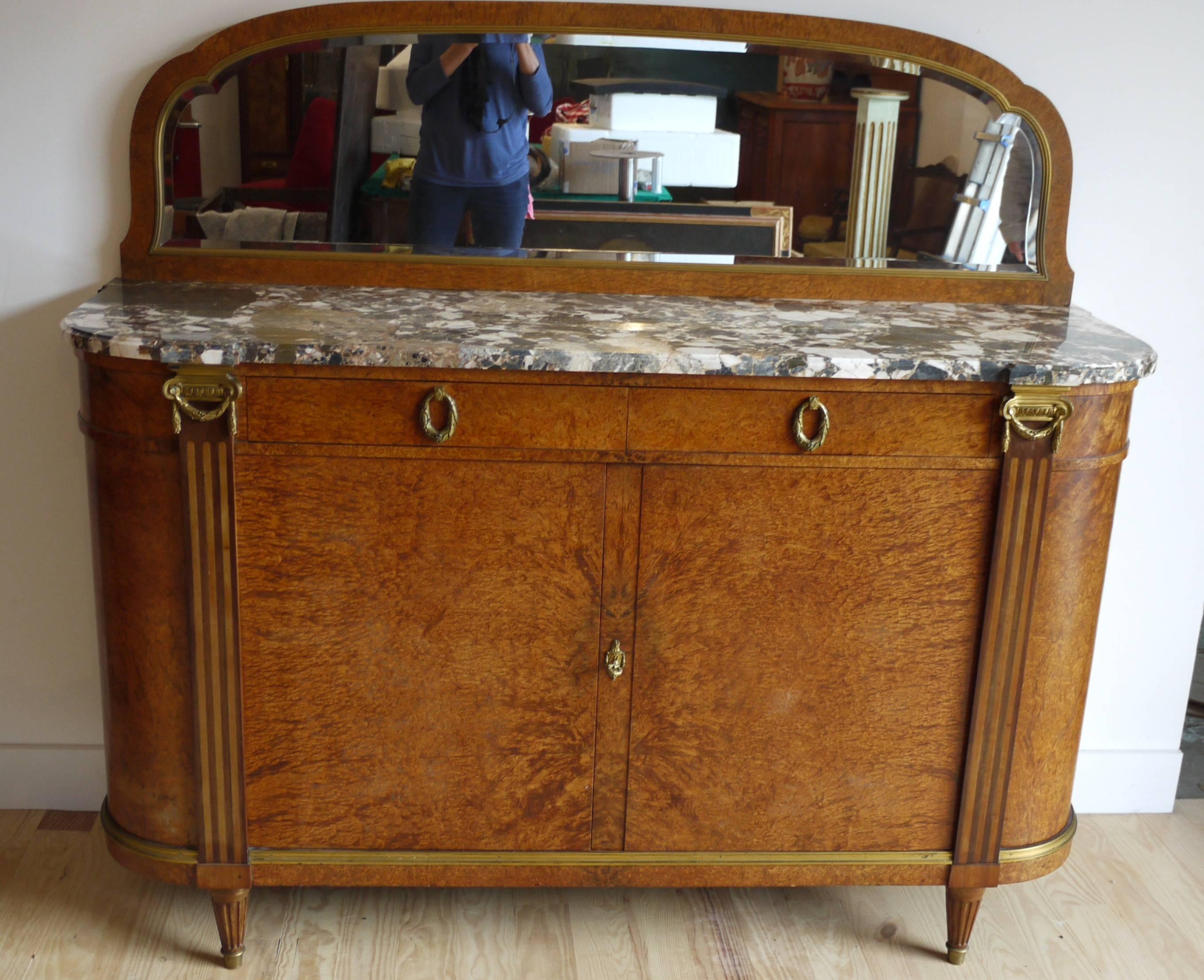 Dining room set in thuja and mahogany
consists of an extending oval table (148 x 115 cm height 76 cm) and a credenza with black marble breccia top (Length 174 cm / depth 55 cm / height buffet 106 cm and 48 cm mirror), and six chairs with blue and