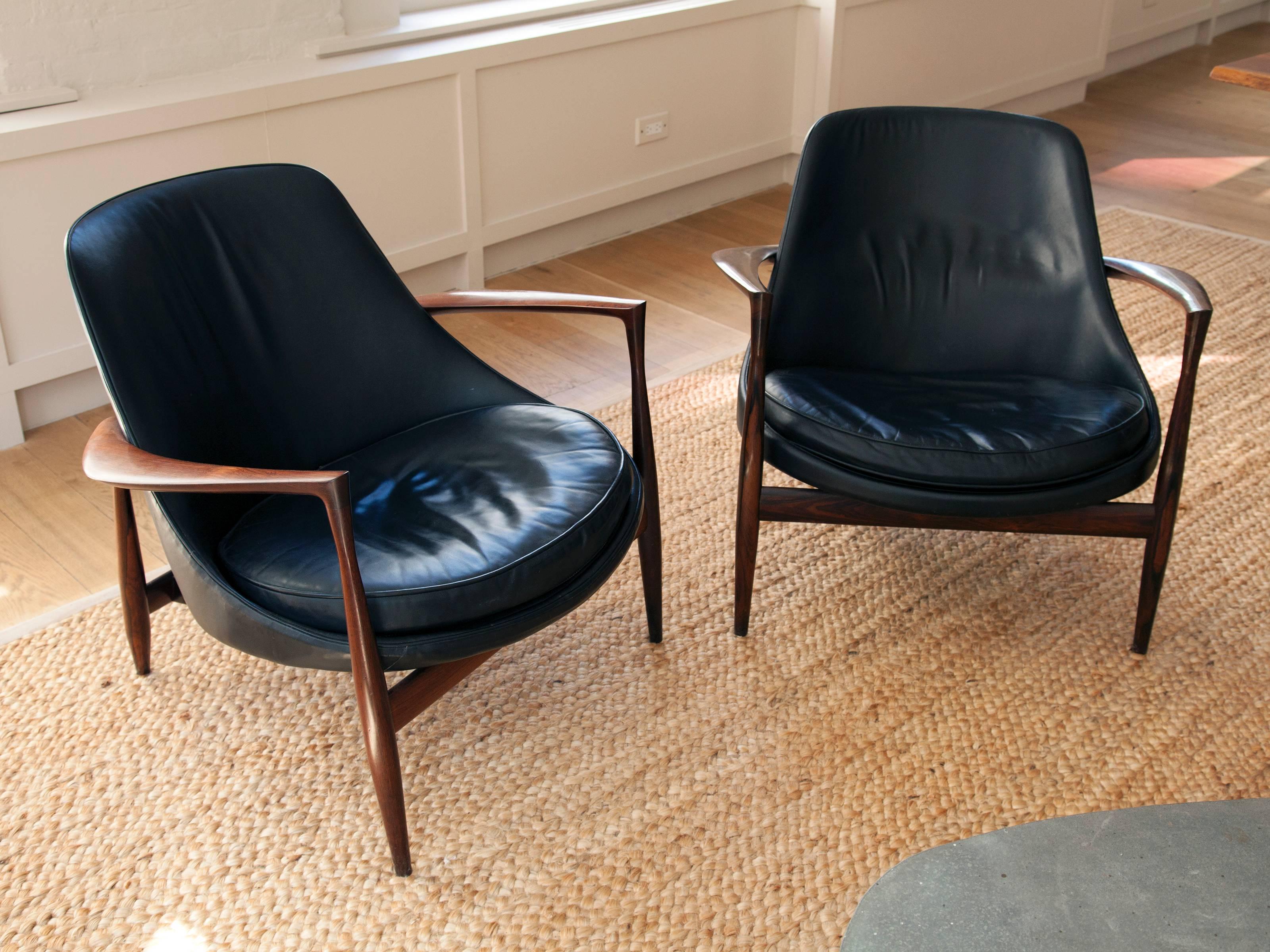 Exceptional pair of rosewood Elizabeth chairs designed by Ib Kofod-Larsen in 1956, manufactured by Christensen & Larsen.