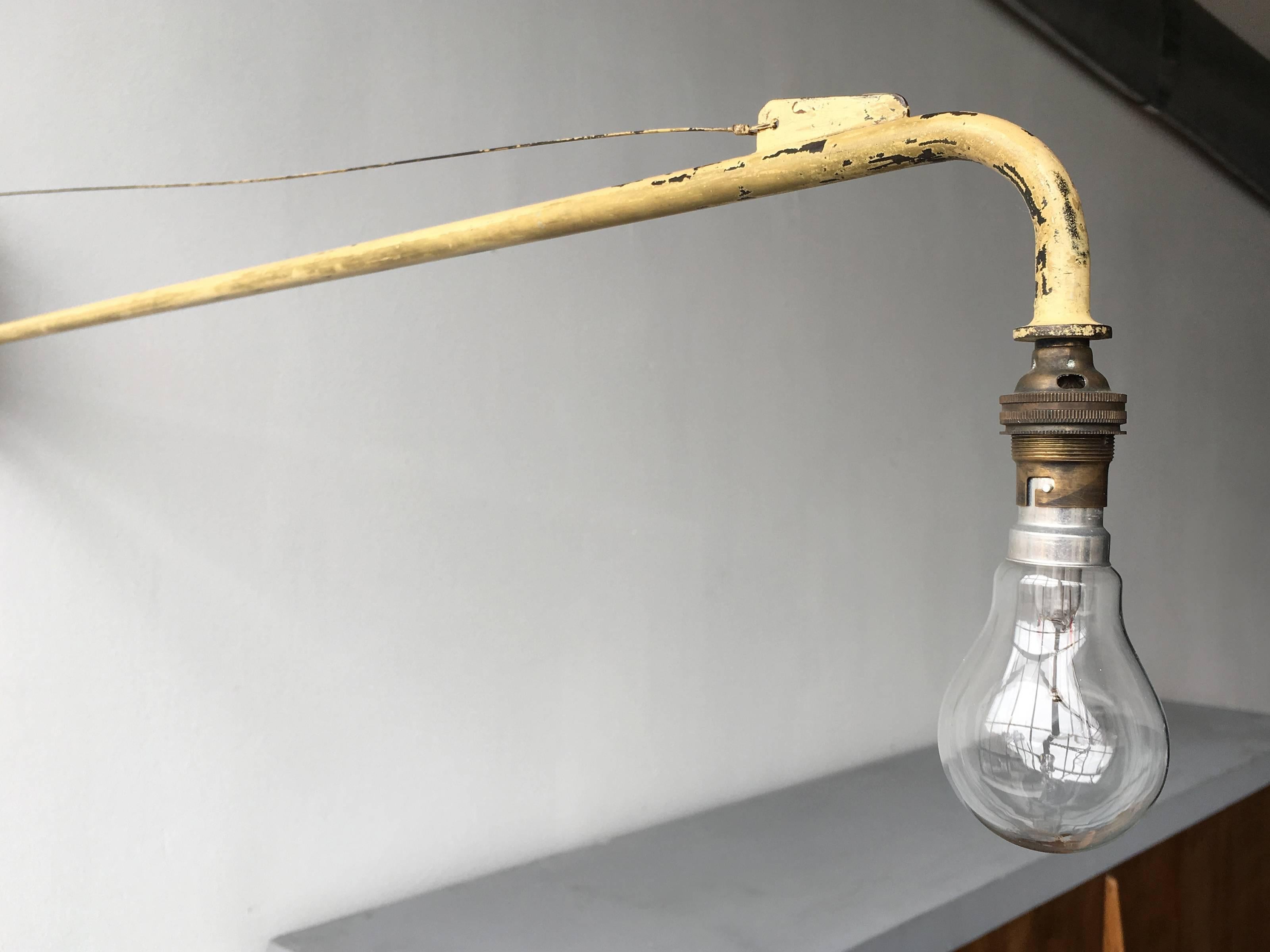 Eine ganz besondere und seltene afrikanische Auslegerlampe von Jean Prouvé mit exemplarischer Provenienz aus Immeuble Air France, Dakar, um 1950er Jahre.  

 