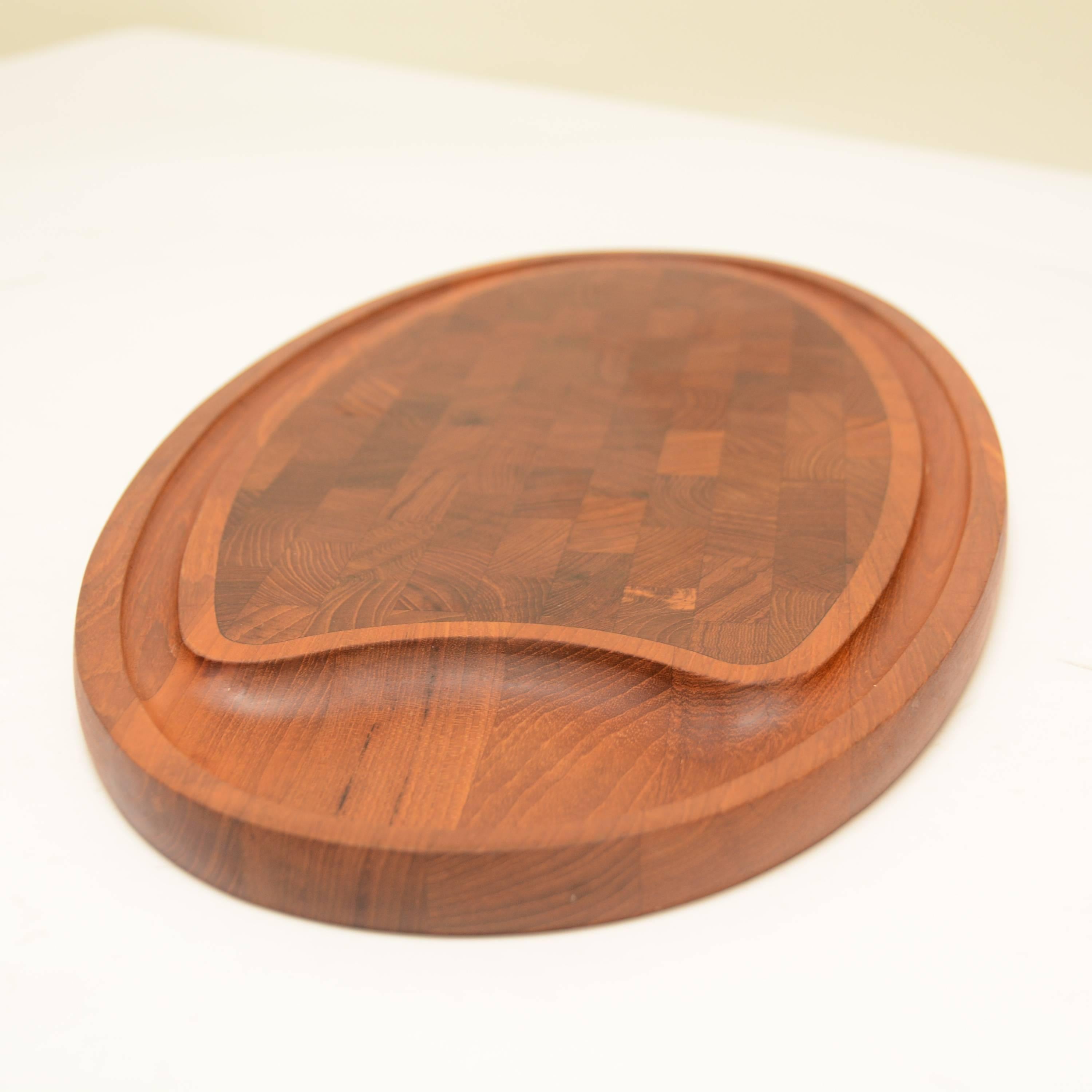 Preciosa bandeja de servir de teca de Dansk, fabricada en Dinamarca.
