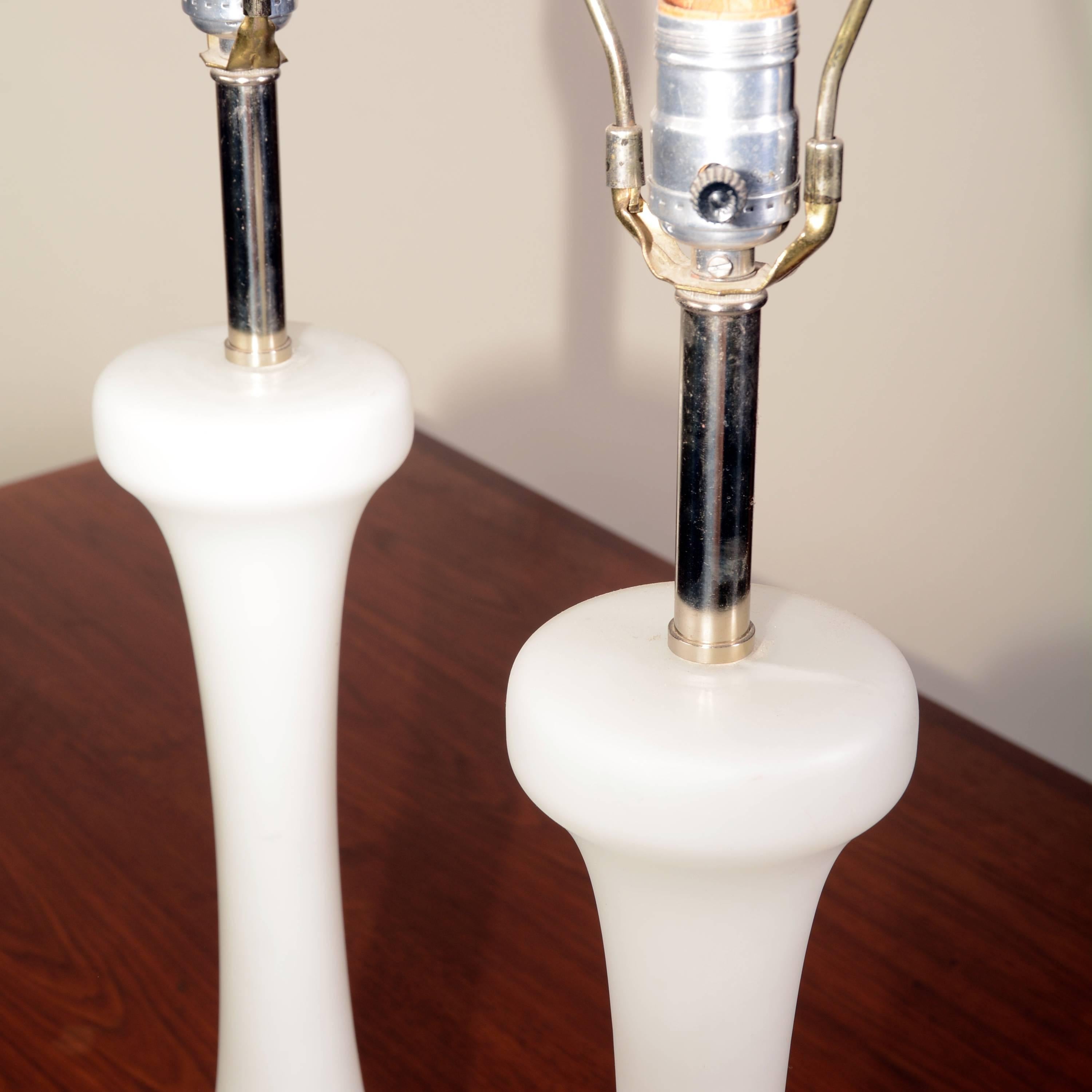 Lampen aus Lorbeerglas und Milchglas mit beleuchteten Sockeln (Moderne der Mitte des Jahrhunderts) im Angebot