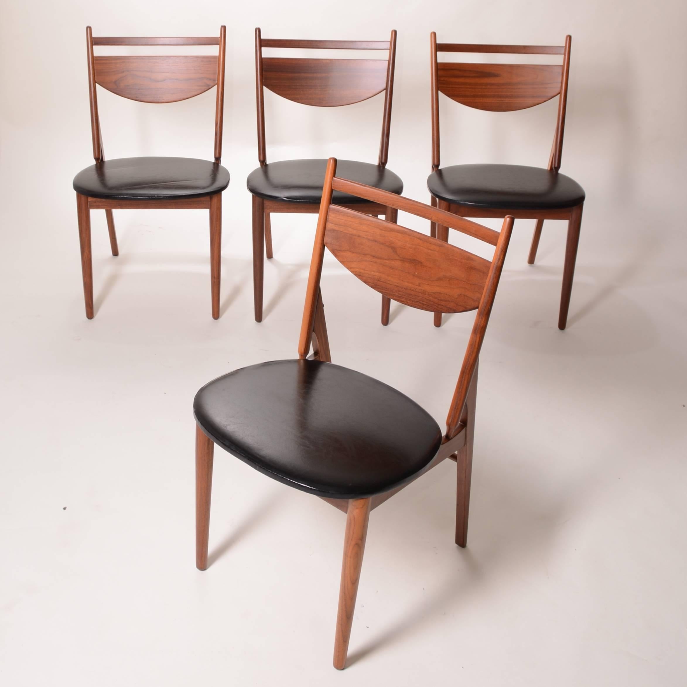 Il s'agit d'un ensemble restauré de quatre chaises de salle à manger en noyer par Greta Grossman pour Glenn of California. Également illustrée et vendue séparément, une table à manger ronde extensible de Grossman.
Cet article se trouve dans notre