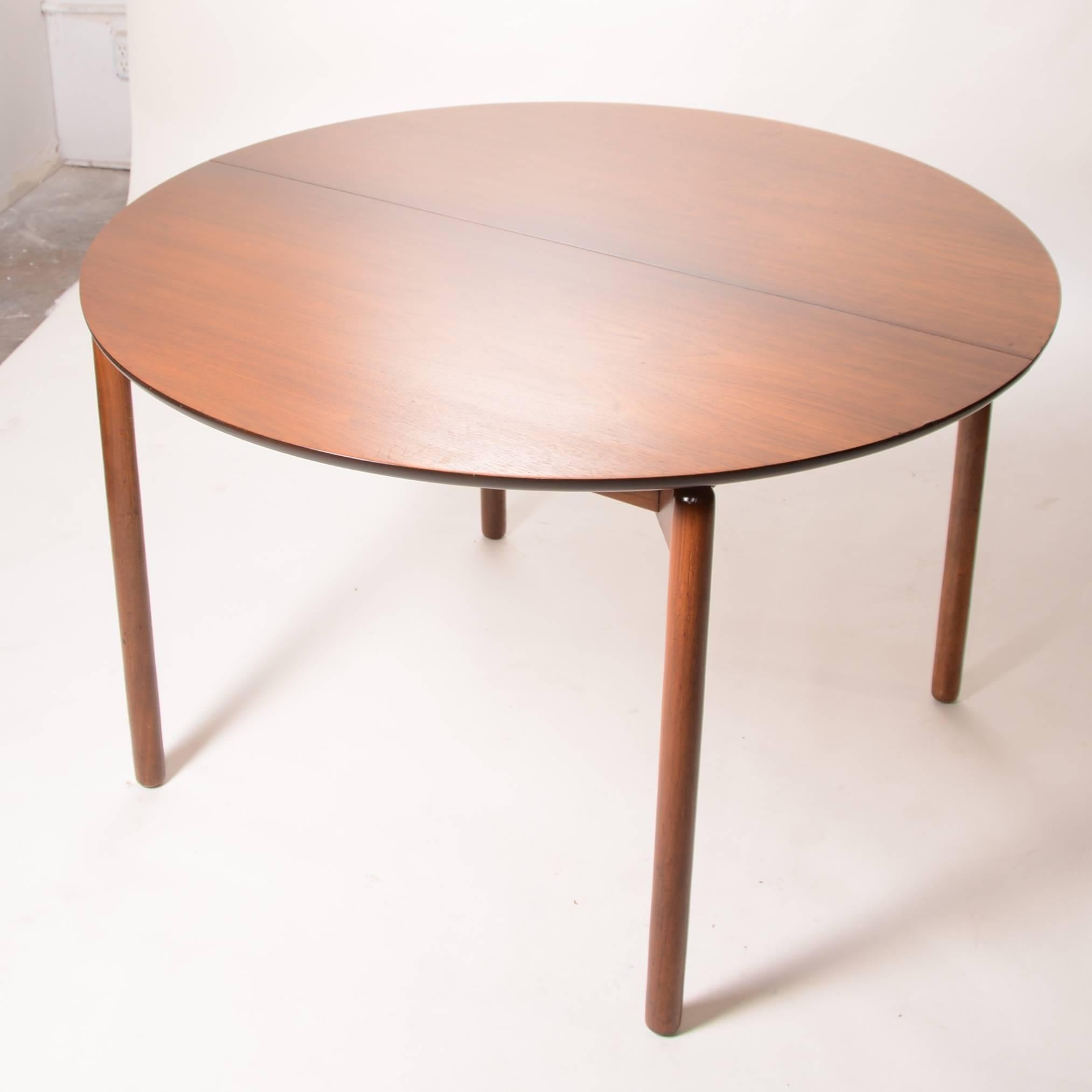 Greta Grossman Round Walnut Dining Table by Glenn of California In Good Condition In Los Angeles, CA