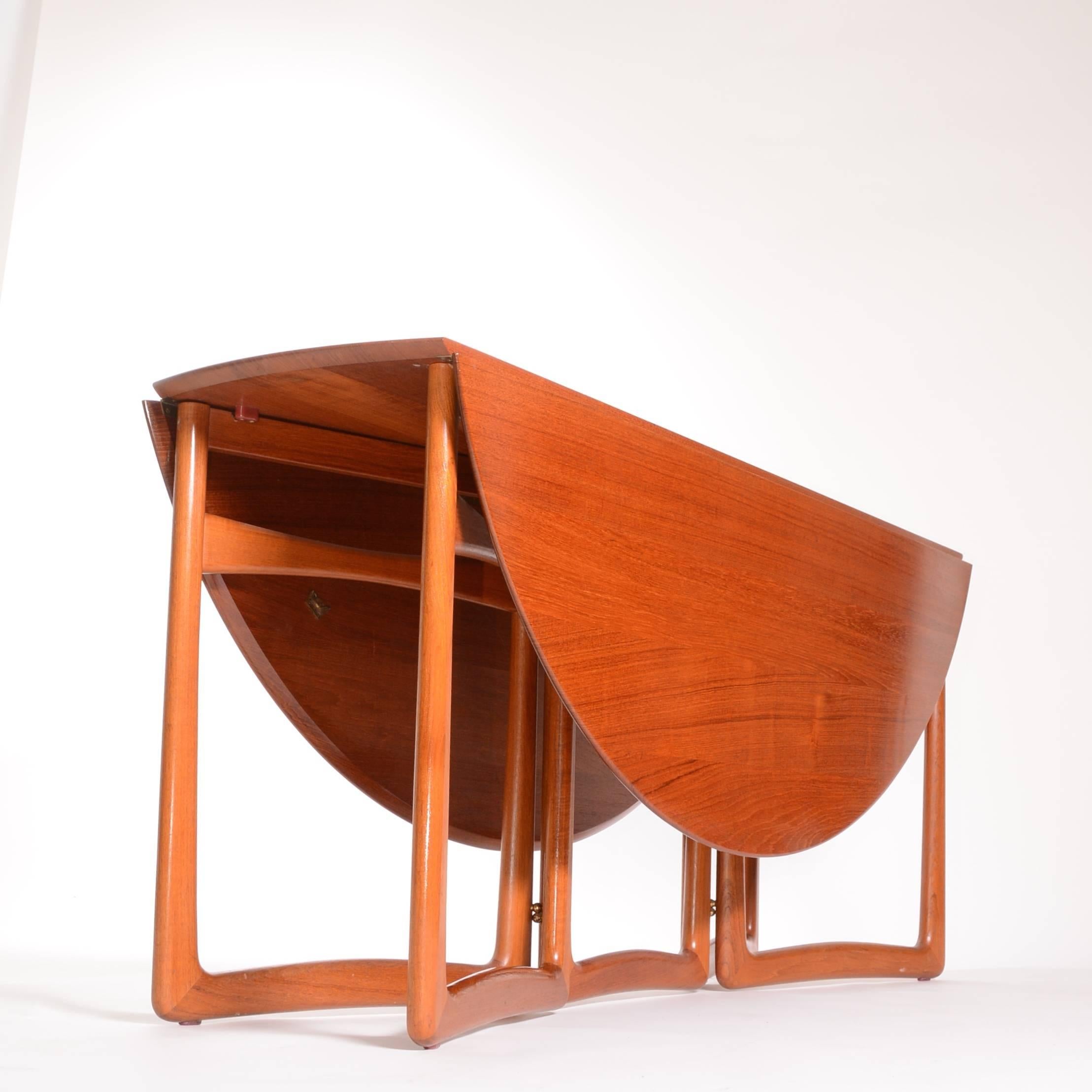 Beautiful dining table made from solid teak designed by Peter Hvidt and Mølgaard for France and Daverkosen, Denmark. This piece is in excellent condition.