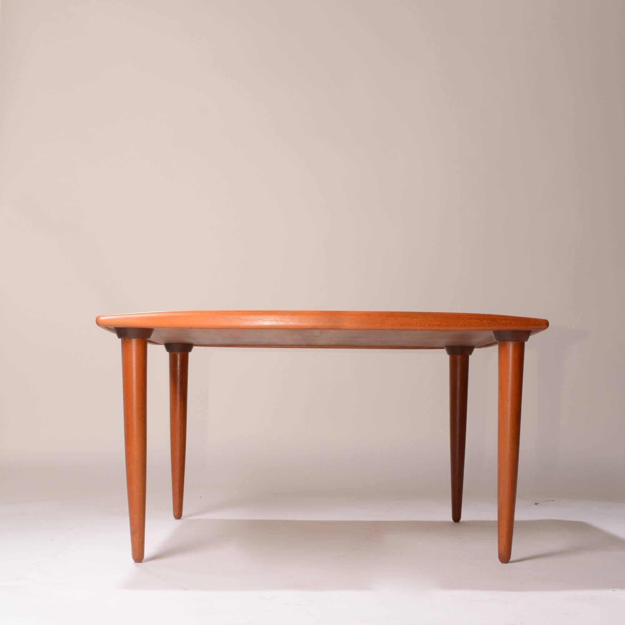 Scandinave moderne Table carrée danoise moderne carrée en teck en vente