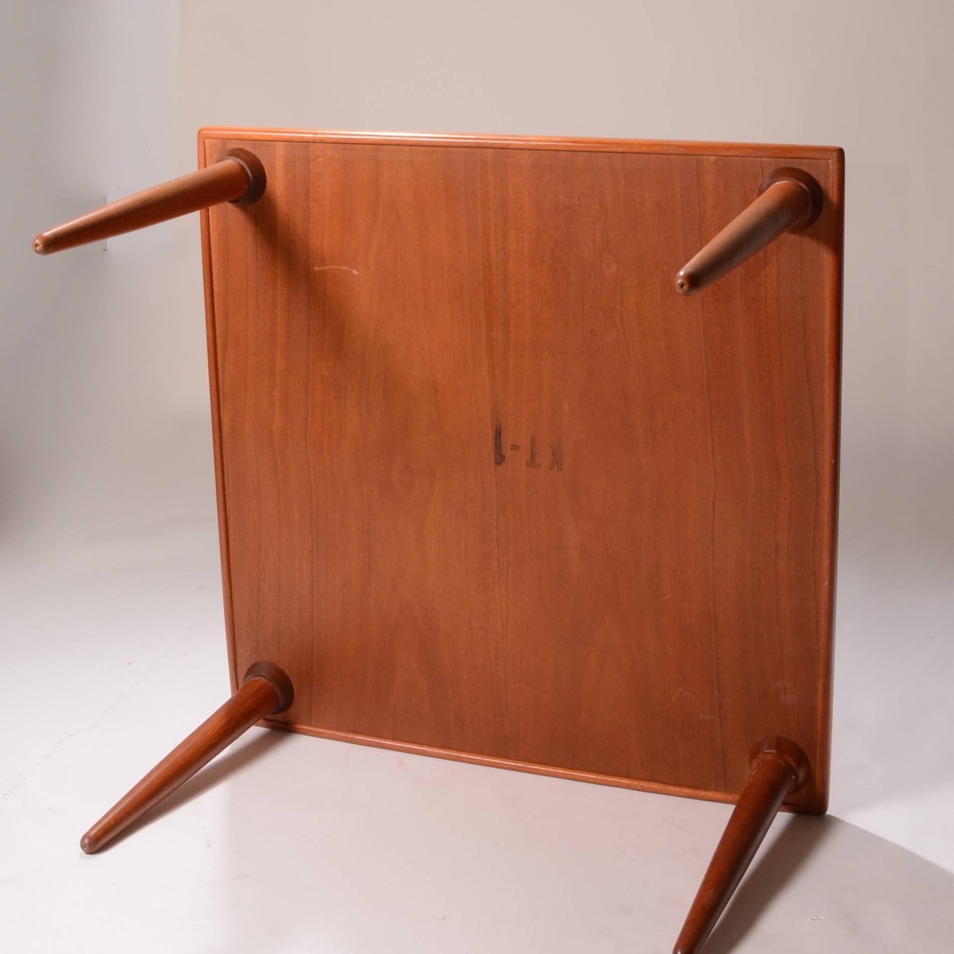 Milieu du XXe siècle Table carrée danoise moderne carrée en teck en vente