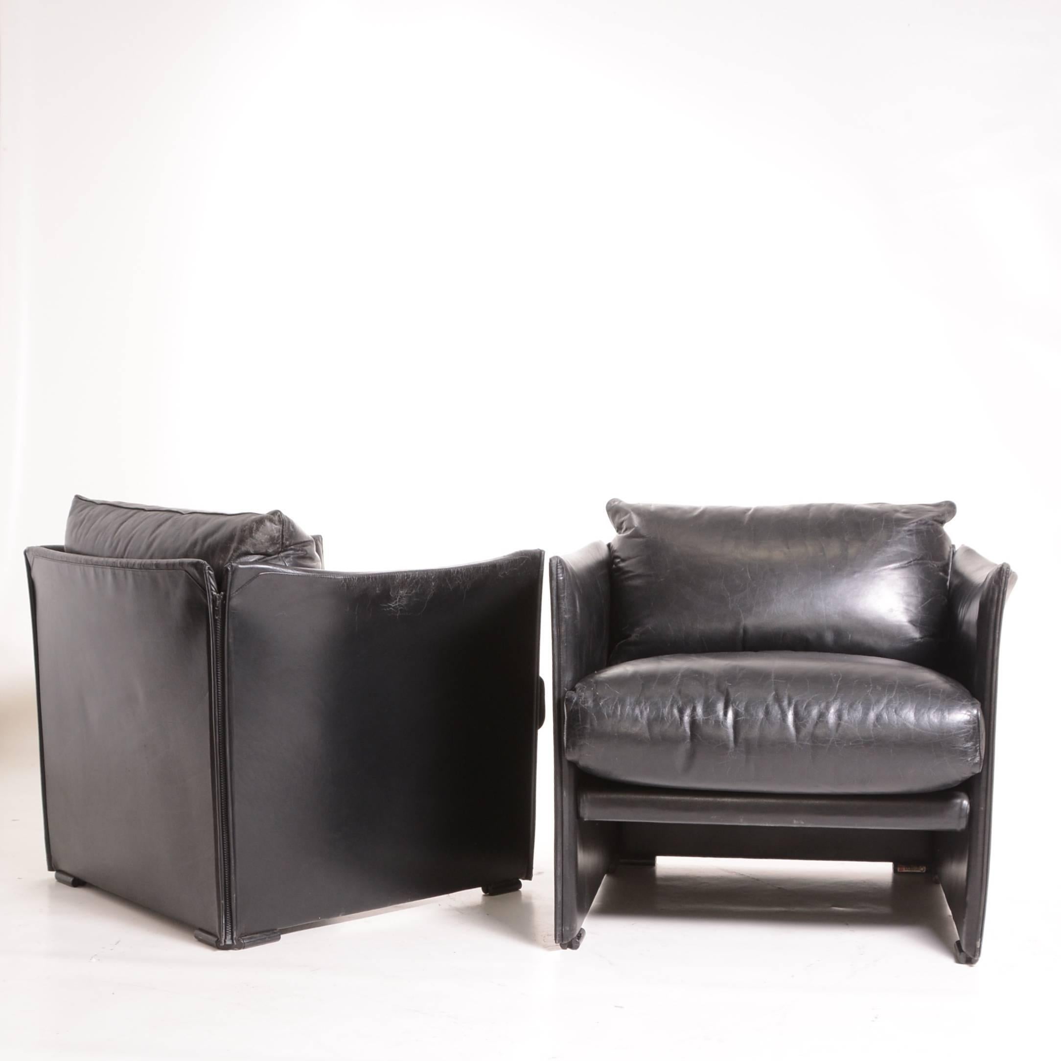 Pair of Black Leather Armchairs by Vico Magistretti for Cassina In Fair Condition In Los Angeles, CA