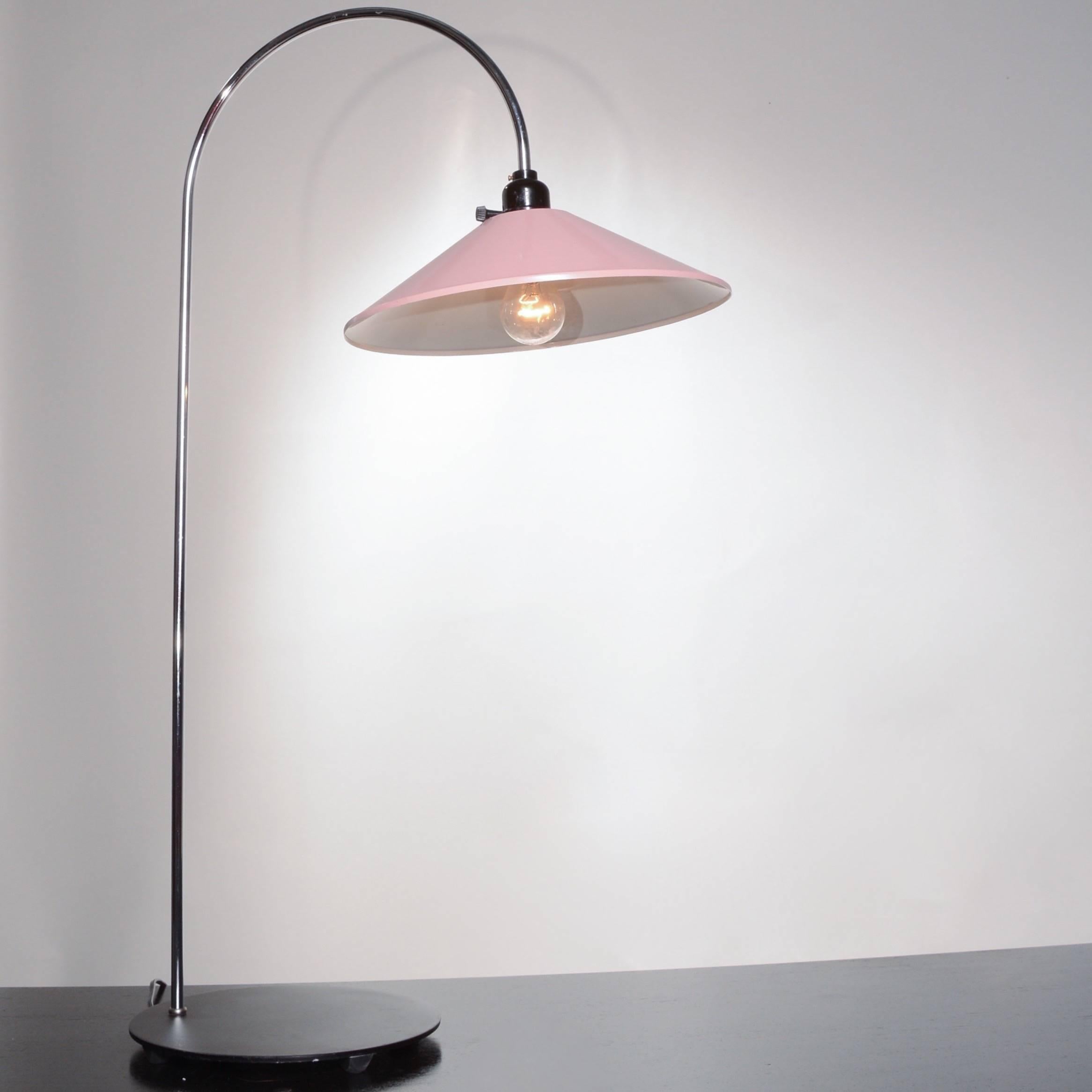 Beautiful dusty pink Danish modern table lamp. In excellent condition.