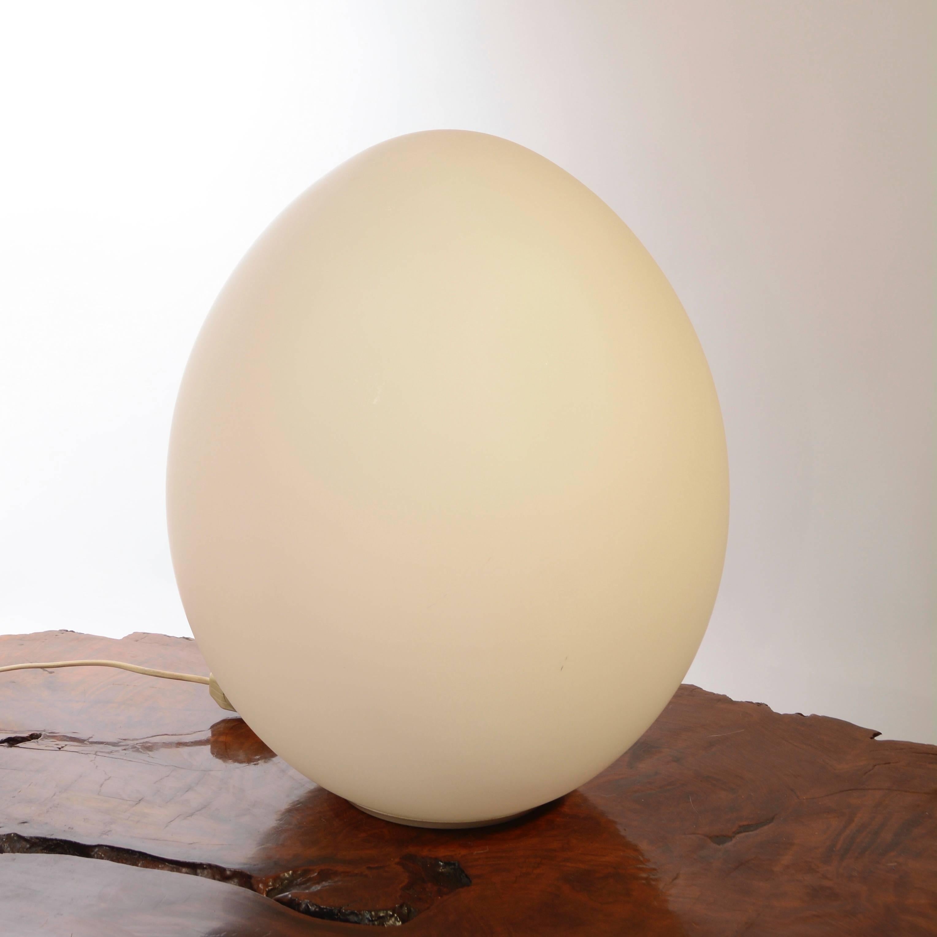 Murano Glass Egg Lamp In Excellent Condition In Los Angeles, CA