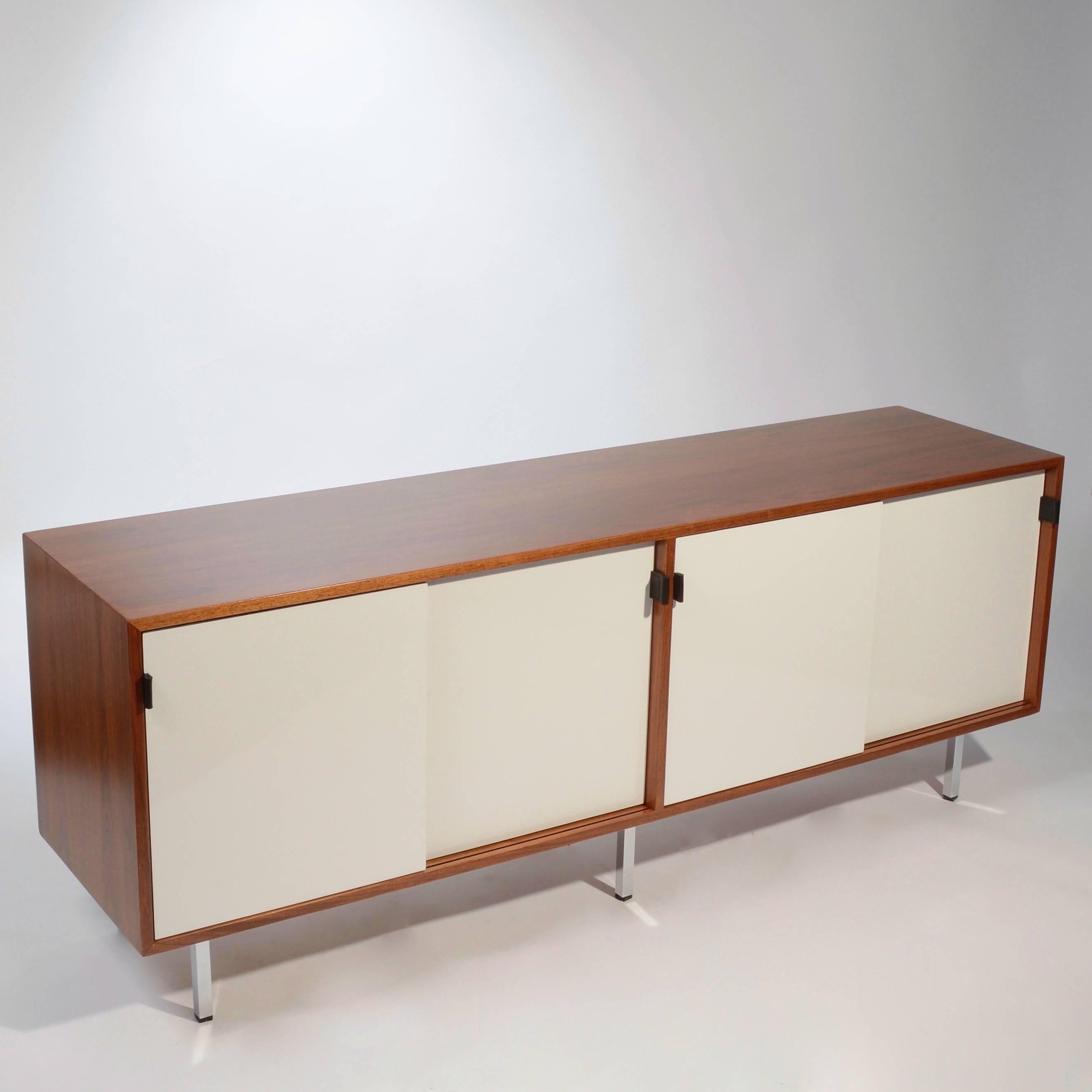 Mid-Century Modern Early and Rare Florence Knoll Credenza in Walnut and White Formica