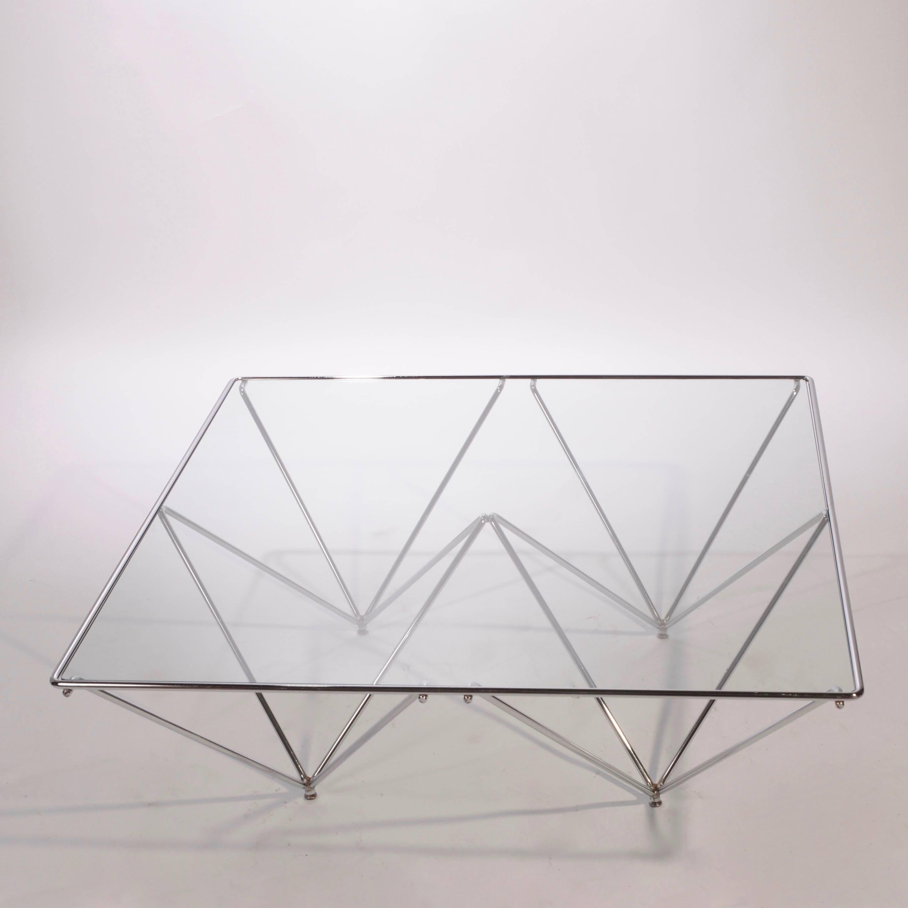 Architectural coffee table 'Alanda' in the style of Paolo Piva for B&B, Italia. Chrome wire metal frame with cut-glass top.