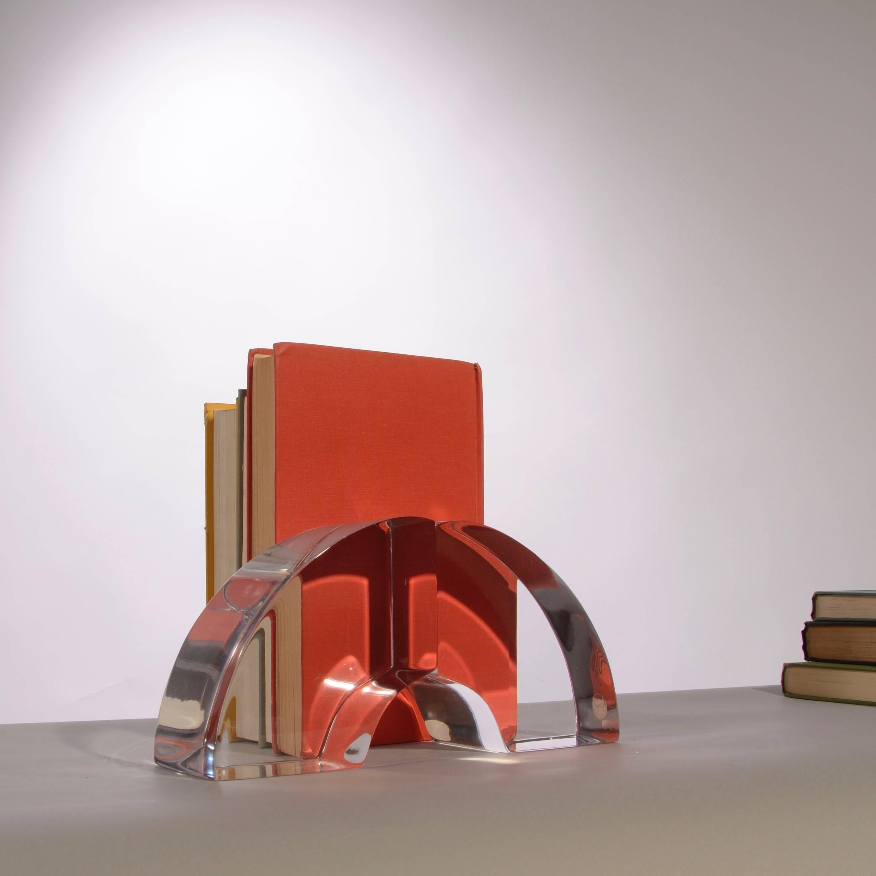 Américain Serre-livres en arc de cercle en lucite d'Astrolite modernes vintage en vente