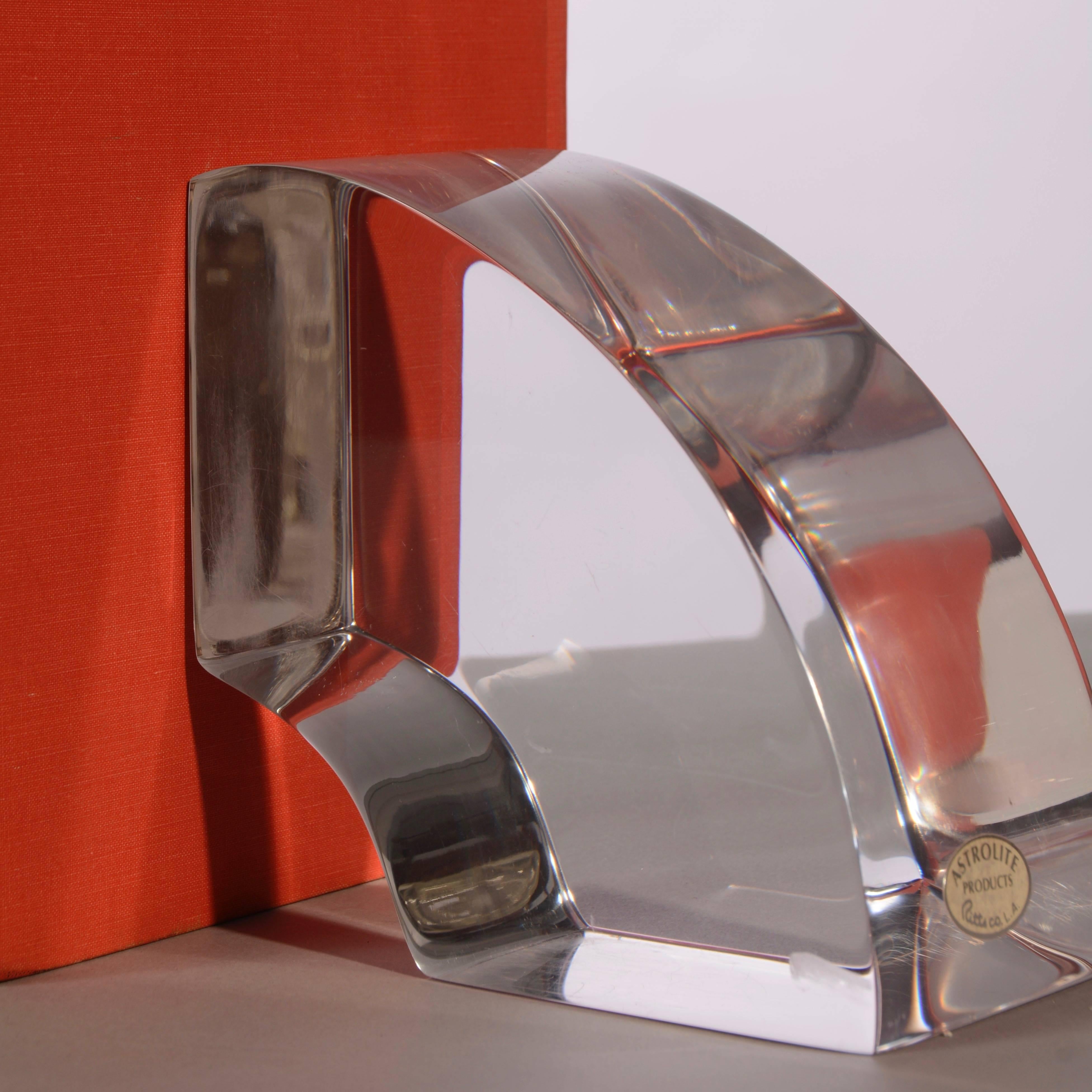 Vintage Modern Astrolite Products Lucite Arched Bookends In Excellent Condition For Sale In Los Angeles, CA