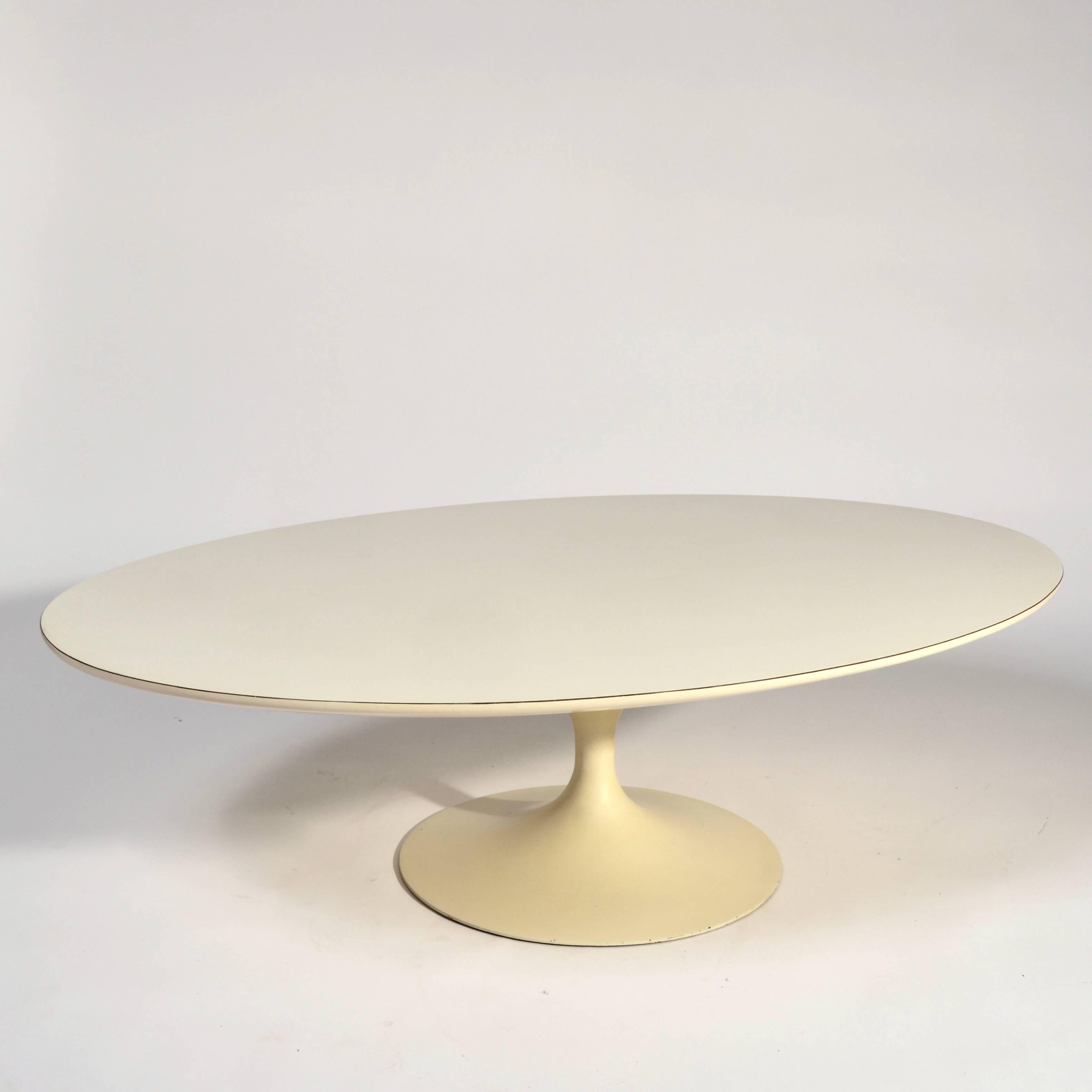 Early Knoll Tulip Base Coffee Table by Eero Saarinen, 1950s In Good Condition In Los Angeles, CA