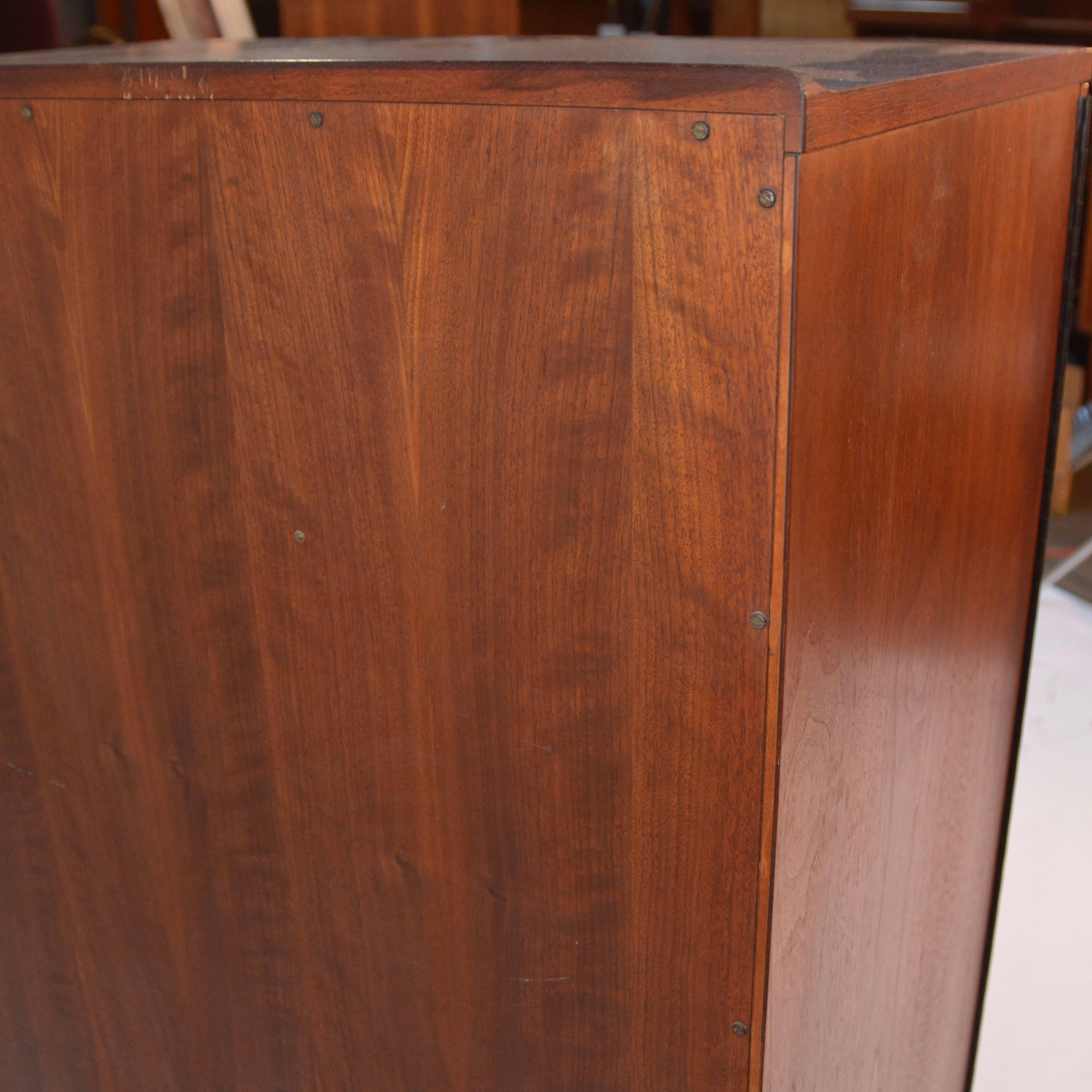 Kipp Stewart for Directional by Calvin Matching Ten-Drawer Dressers in Walnut In Good Condition In Los Angeles, CA