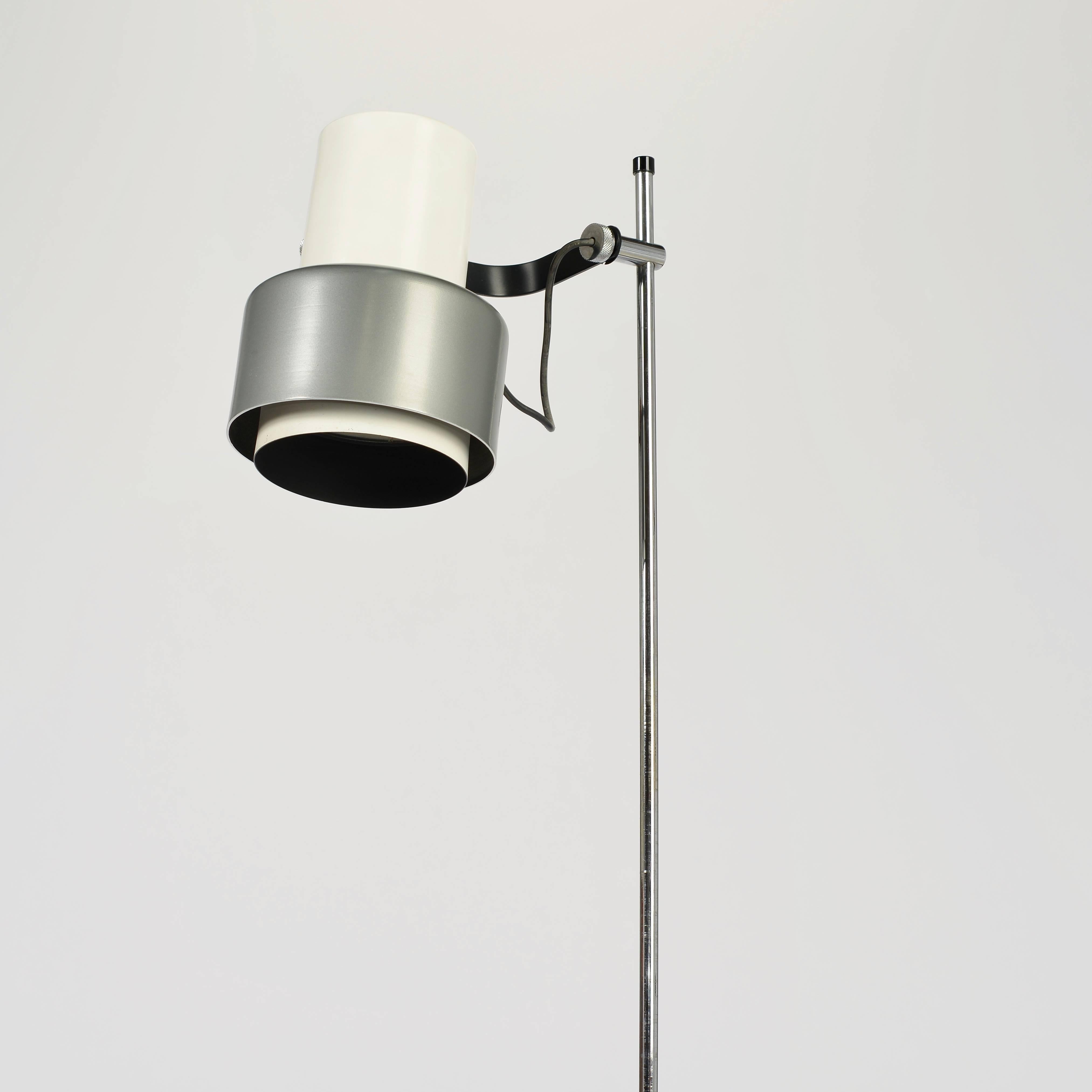 This is an Italian modern lamp by Arredoluce in excellent condition. This piece is fully adjustable.