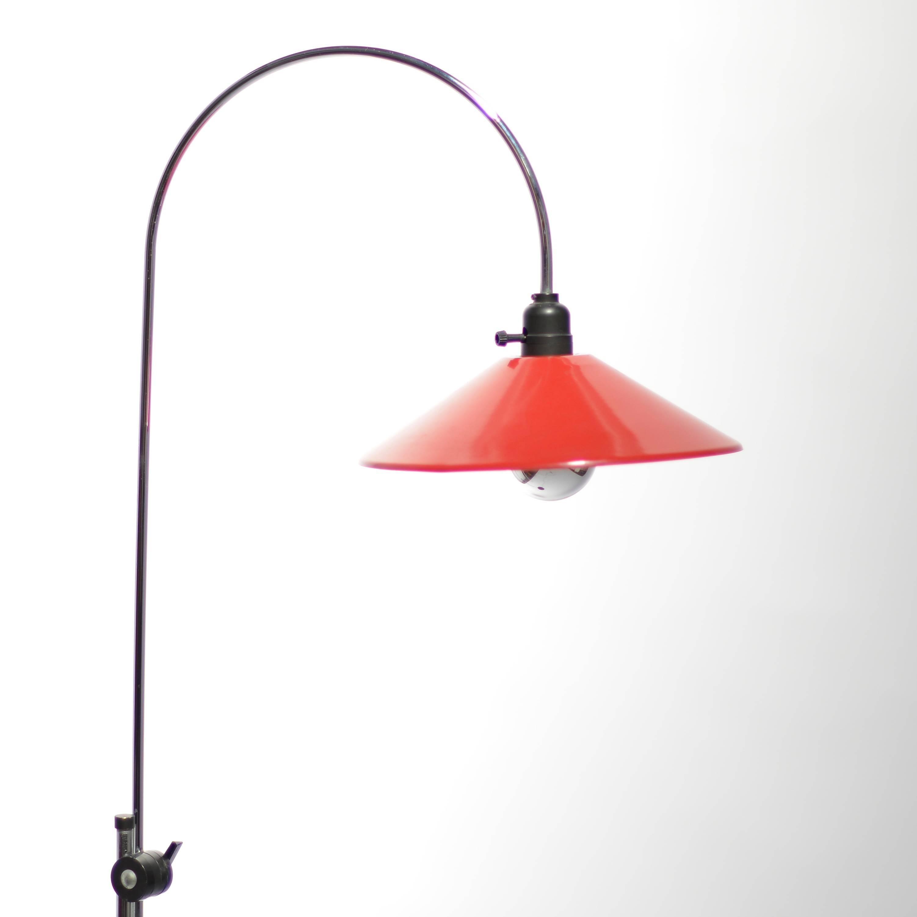 Very elegant Italian modern floor lamp, circa 1965. This lamp is in excellent and original condition.