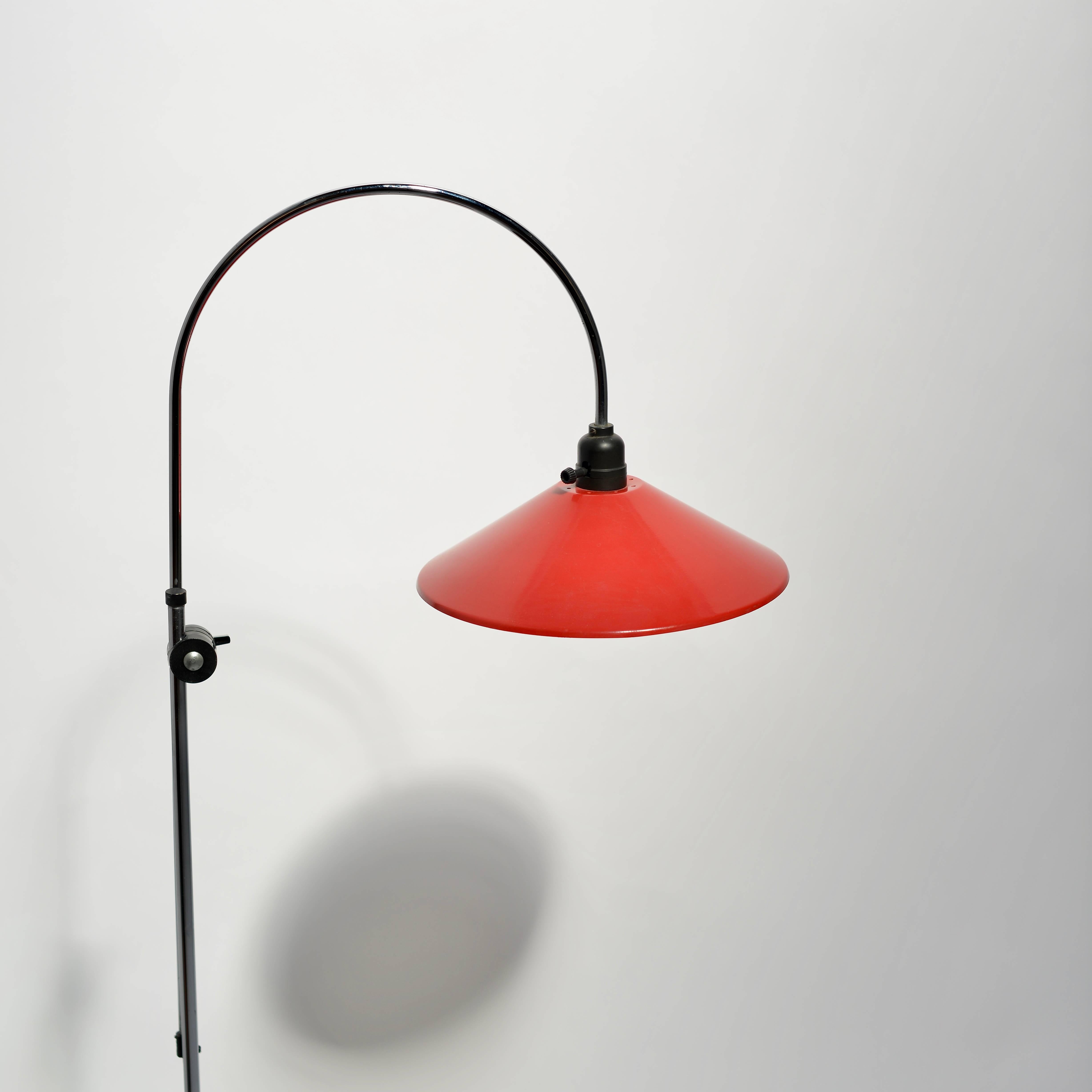 Mid-Century Modern Adjustable Red and Black Italian Modern Floor Lamp For Sale