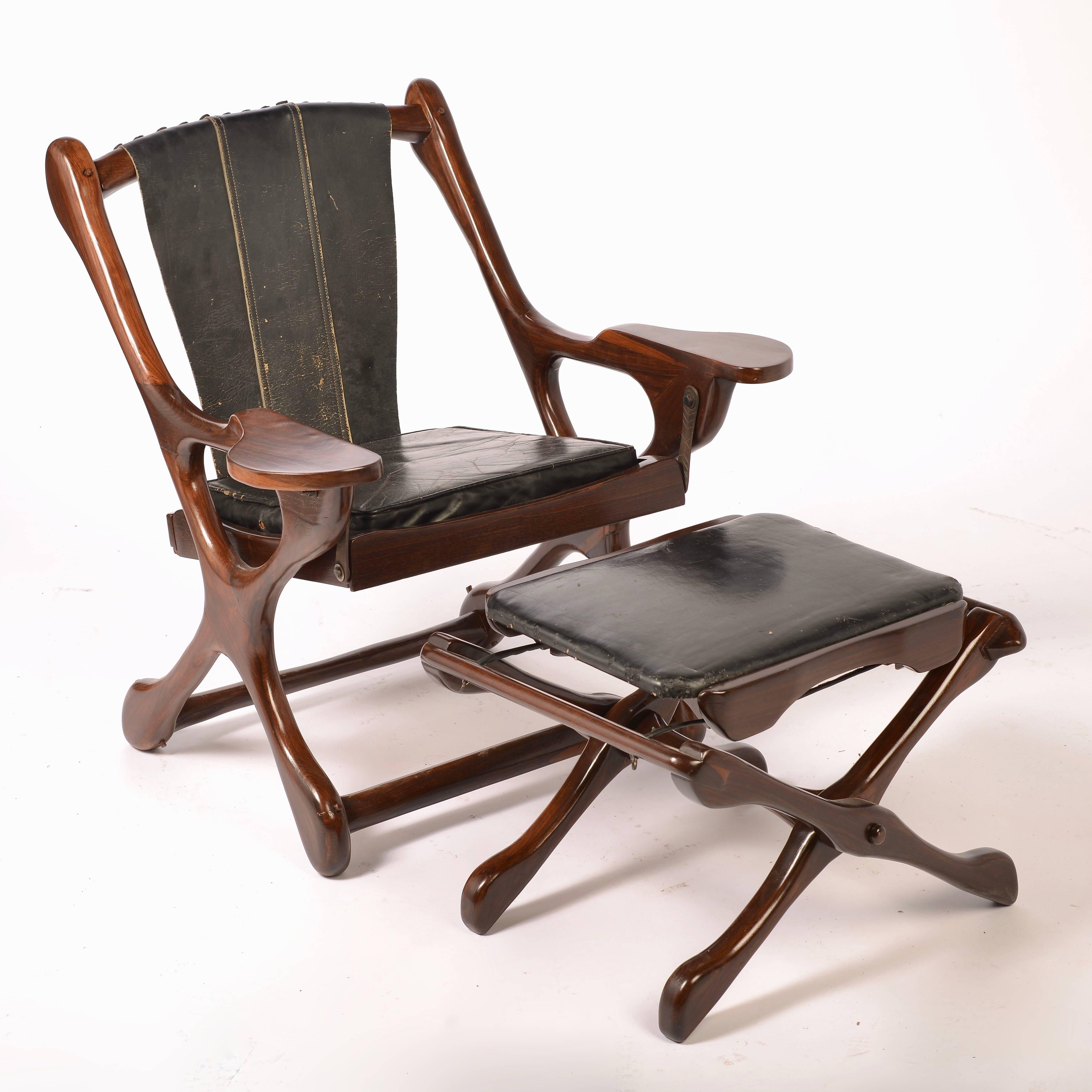 Un ensemble de chaise et d'ottoman Swinger de Don Shoemaker pour l'atelier emblématique Señal, S.A. du Mexique. Cette chaise a été rénovée et est en excellent état. Les fauteuils ont conservé leur cuir noir d'origine. Le pouf en cuir conserve