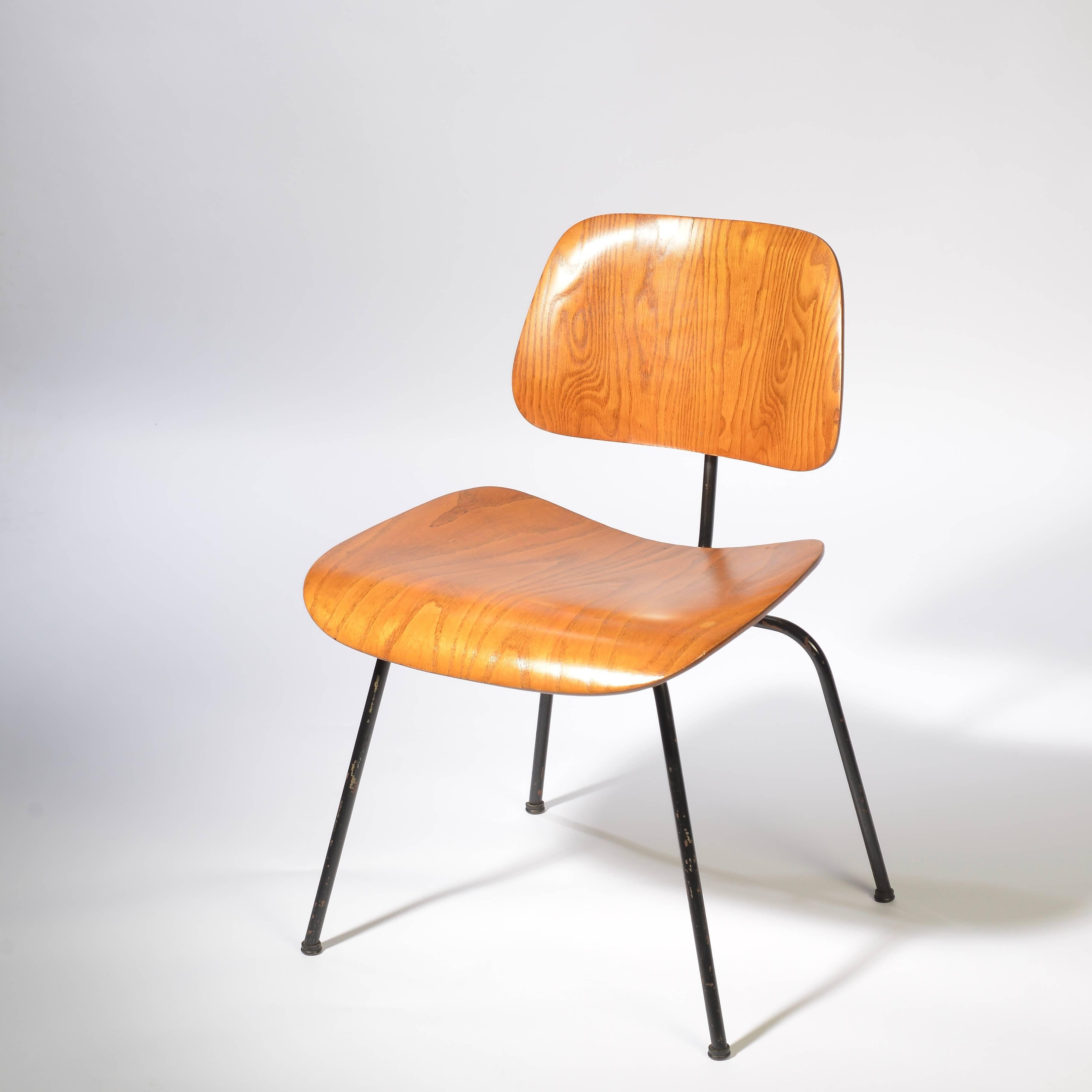 Früher Charles Eames für Herman Miller Company geformter Sperrholz-Esszimmerstuhl in Eiche mit wunderbarer Patina. Die Eichenversion ist sehr selten und wird nur ein Jahr lang produziert.
     