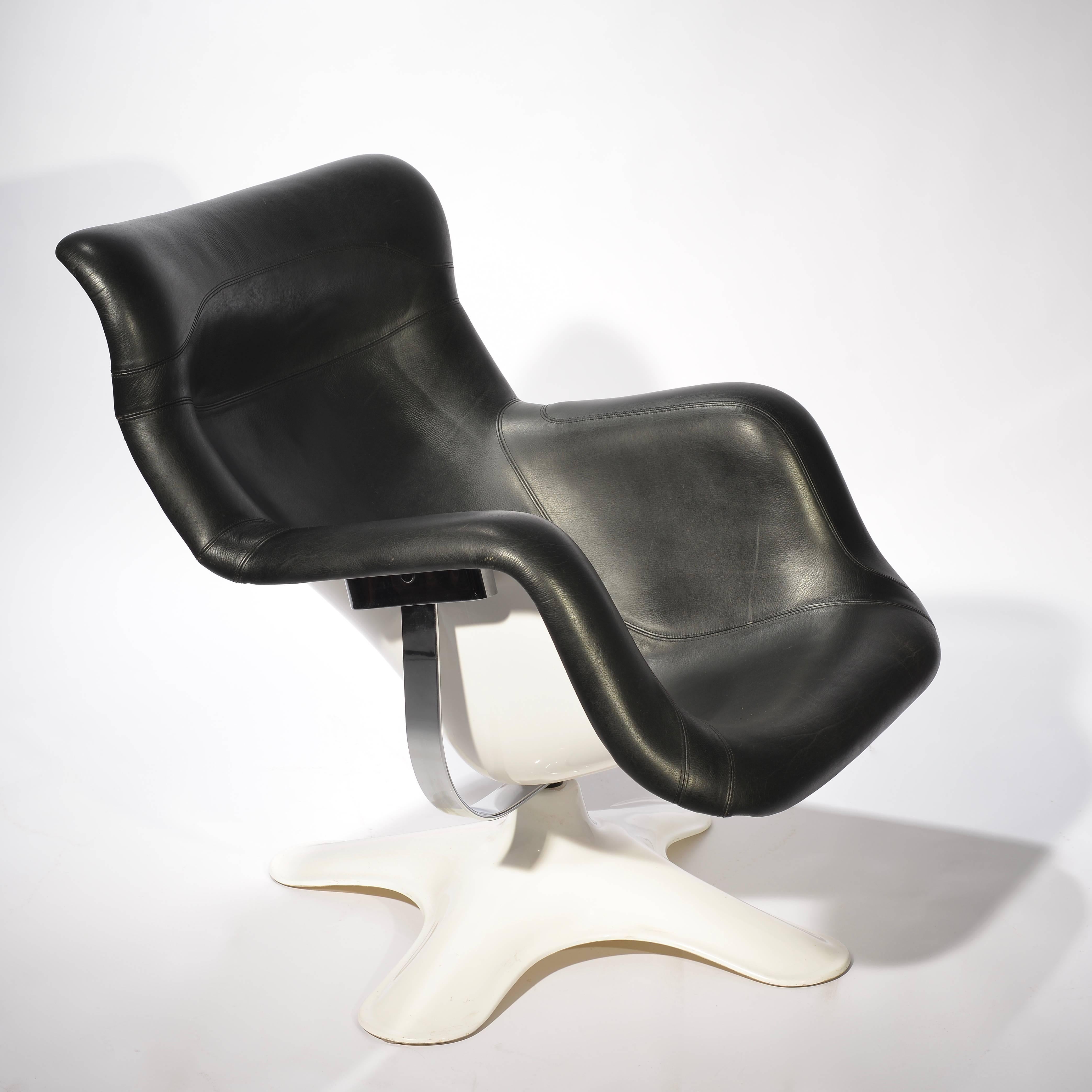 Karuselli lounge chair designed in 1965 by Yrjo¨ Kukkapuro.
This swivel chair has a fiberglass seat shell and base. Leather upholstery, chrome, and fiberglass in amazing condition.
Quite possibly the most comfortable chair ever made!