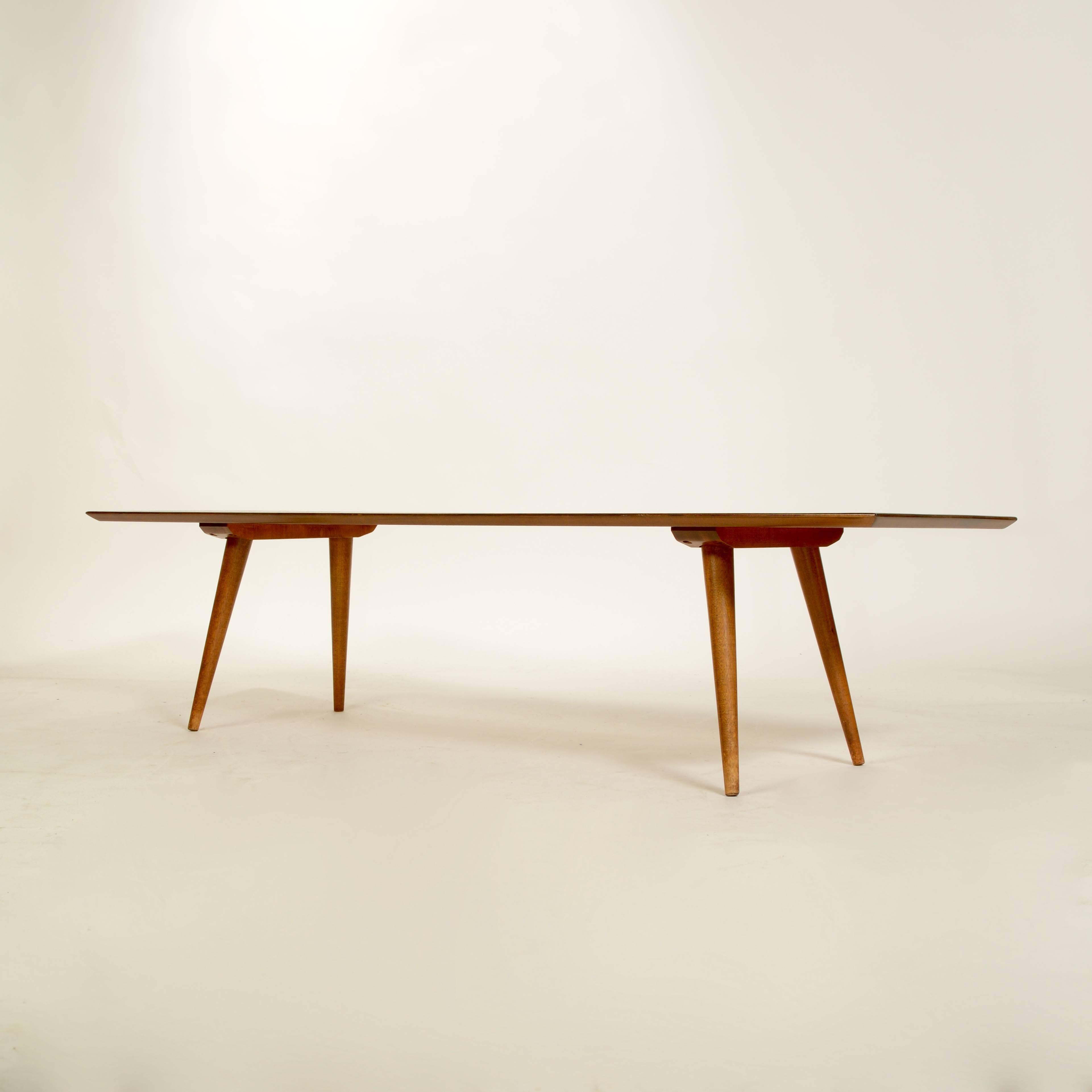 Il s'agit d'une table de groupe Planner iconique de Paul Mccobb.  Cette table en érable massif a été refinie professionnellement en noyer moyen.  