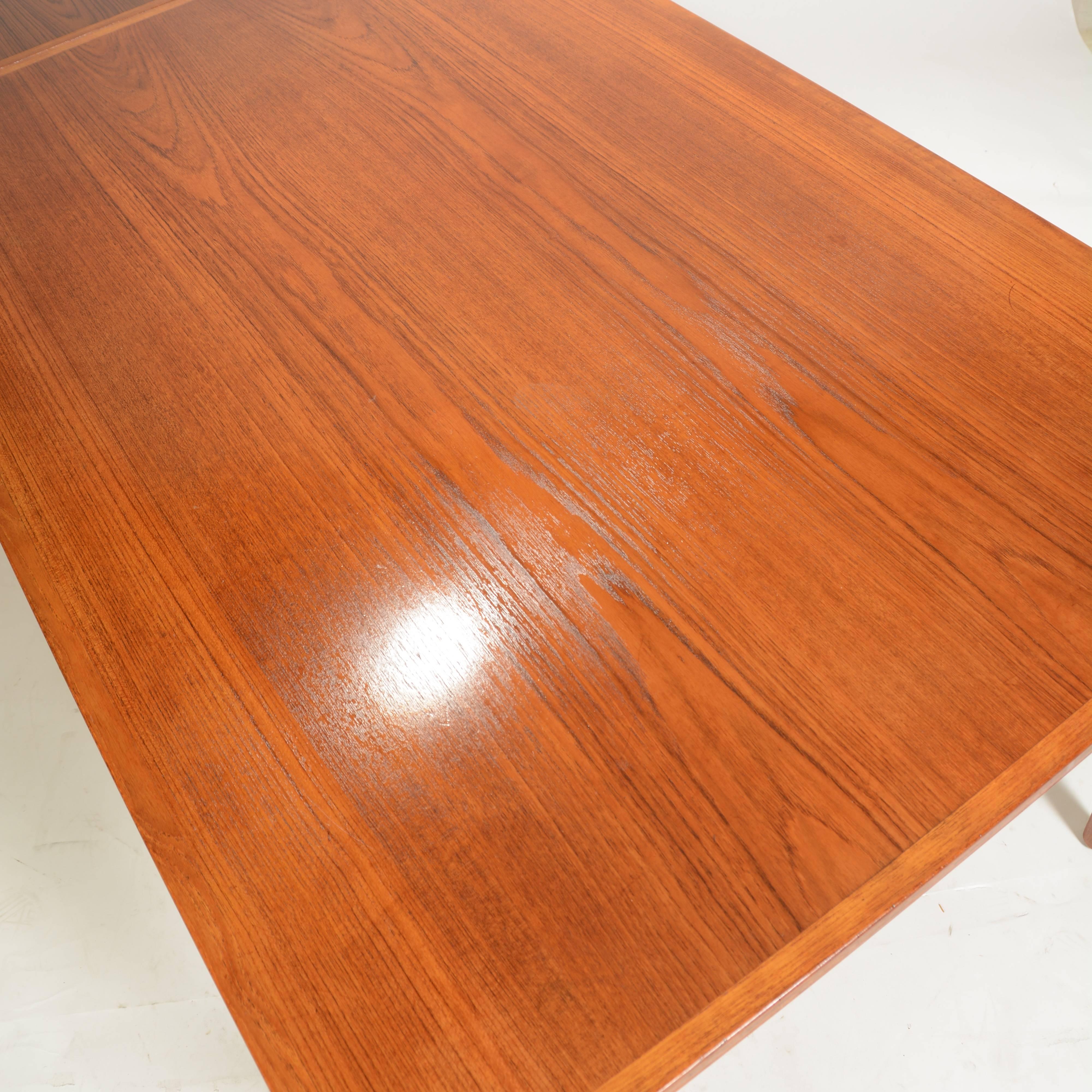 mobler dining table