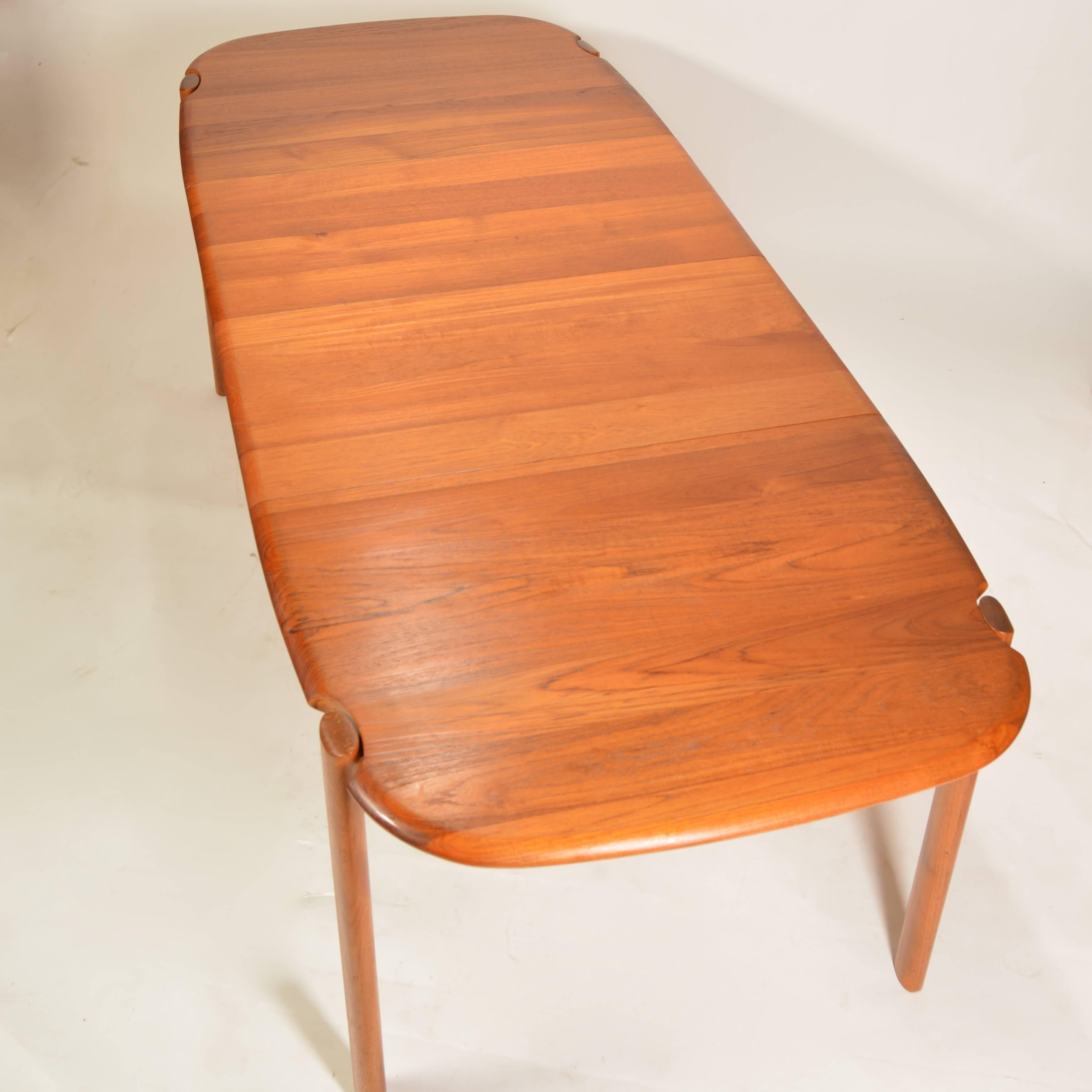 Solid Teak Danish Modern Dining Table with Two Extension Leaves In Excellent Condition In Los Angeles, CA