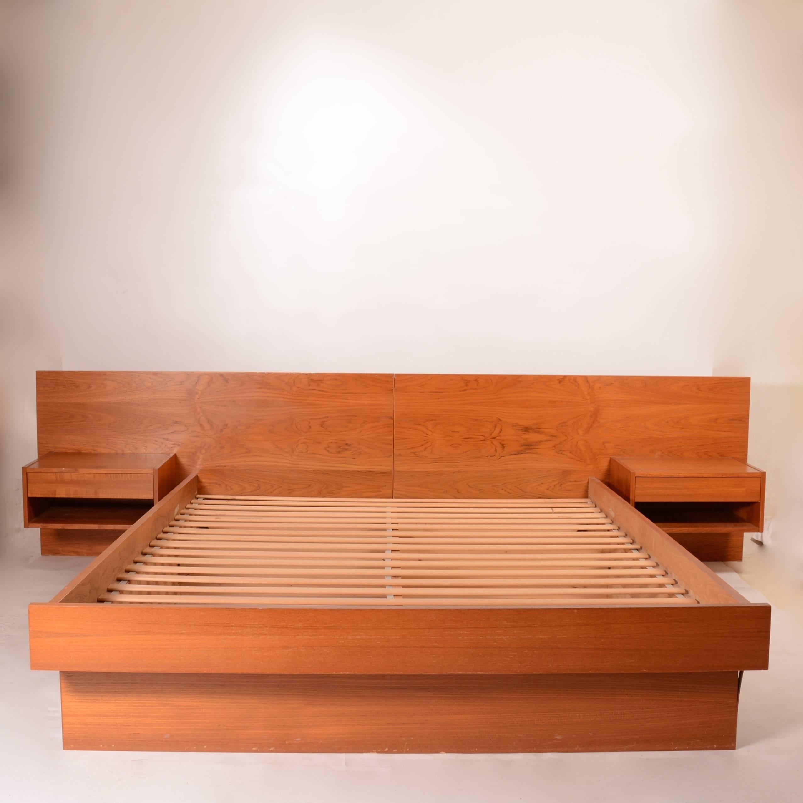 Danish Modern Queen Size Platform Bed in Teak In Good Condition In Los Angeles, CA