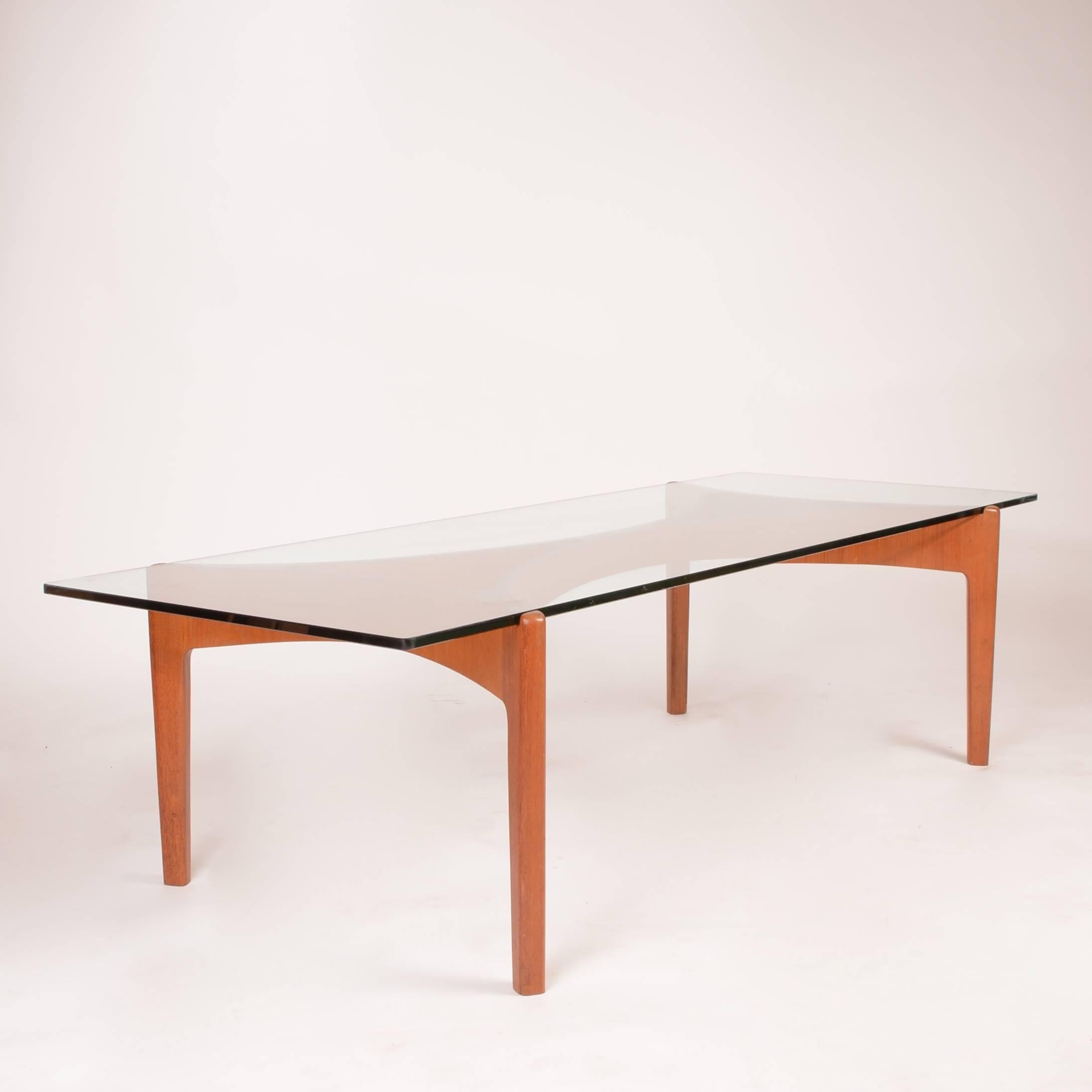 Tisch mit Glasplatte auf einem Teakholzsockel von Svend Ellekjaer, sehr guter Zustand mit neuem, hochwertigem, geschliffenem 1/2