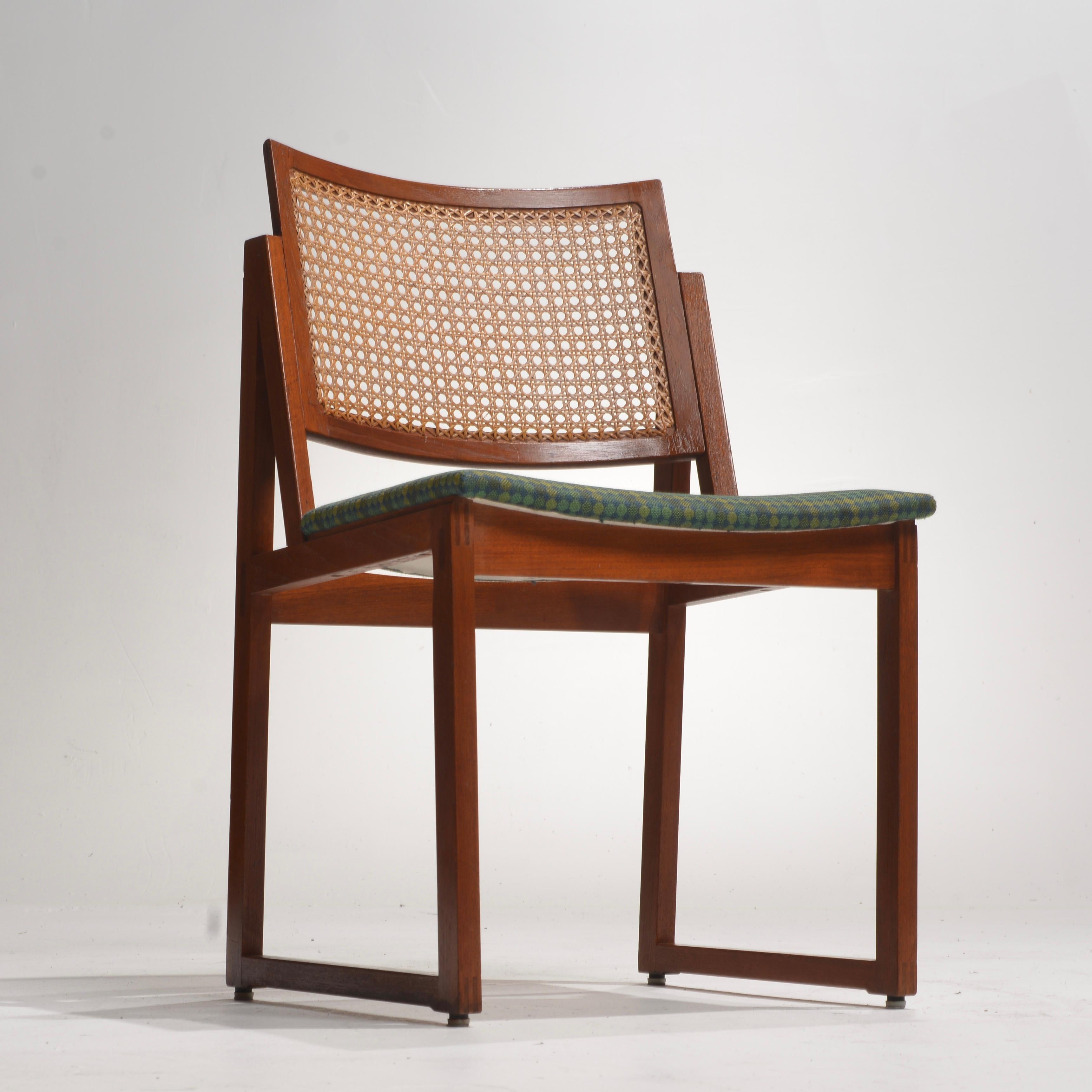 Questa sedia da scrivania in teak e canna di Kai Lyngfeldt Larsen offre un design elegante e minimalista, pur mantenendo una bellezza accattivante. Realizzato in legno massiccio di teak, con supporto in canna intrecciata e seduta in tessuto