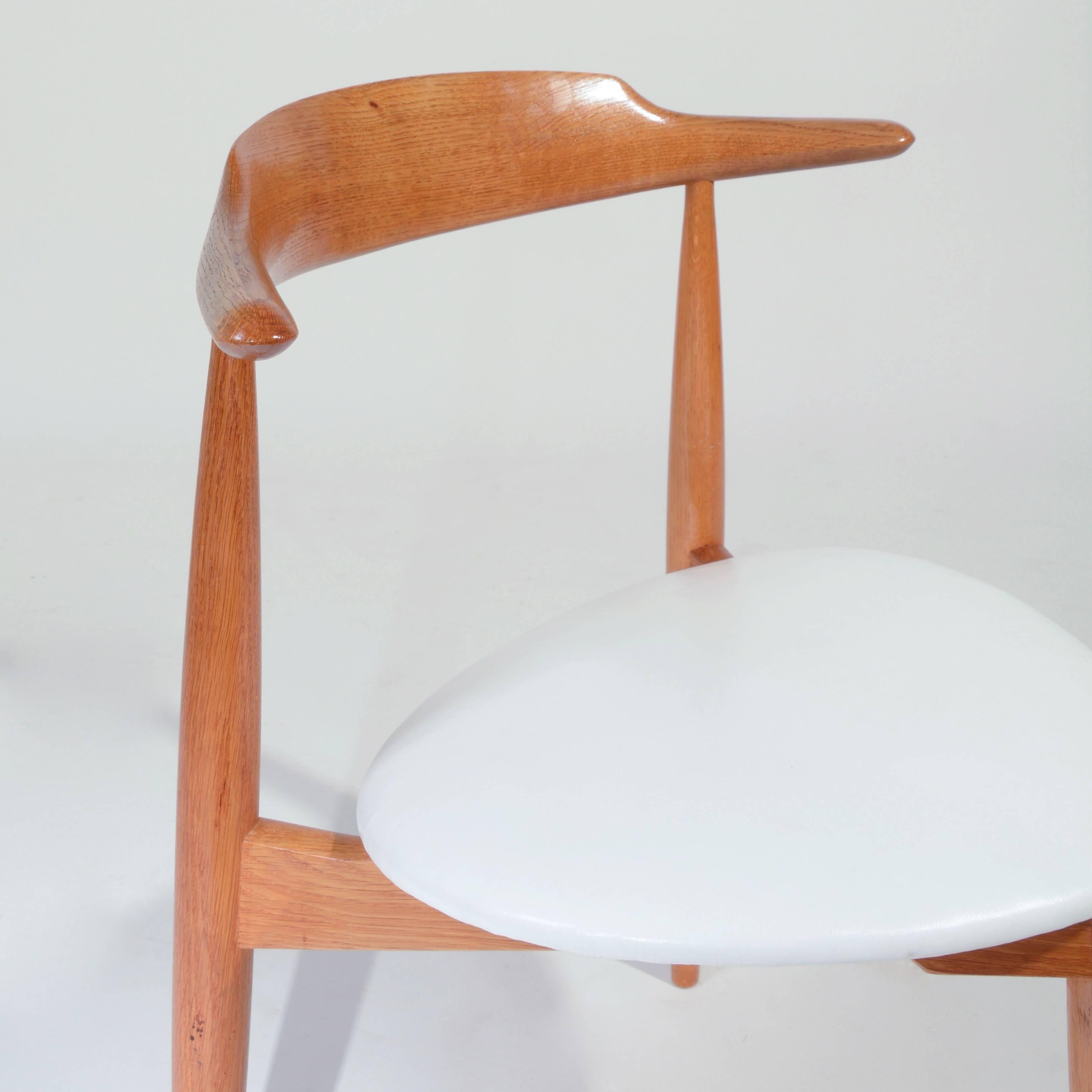 Hans Wegner Heart Chair FH 4103 in Oak and Cow Hide In Excellent Condition In Los Angeles, CA