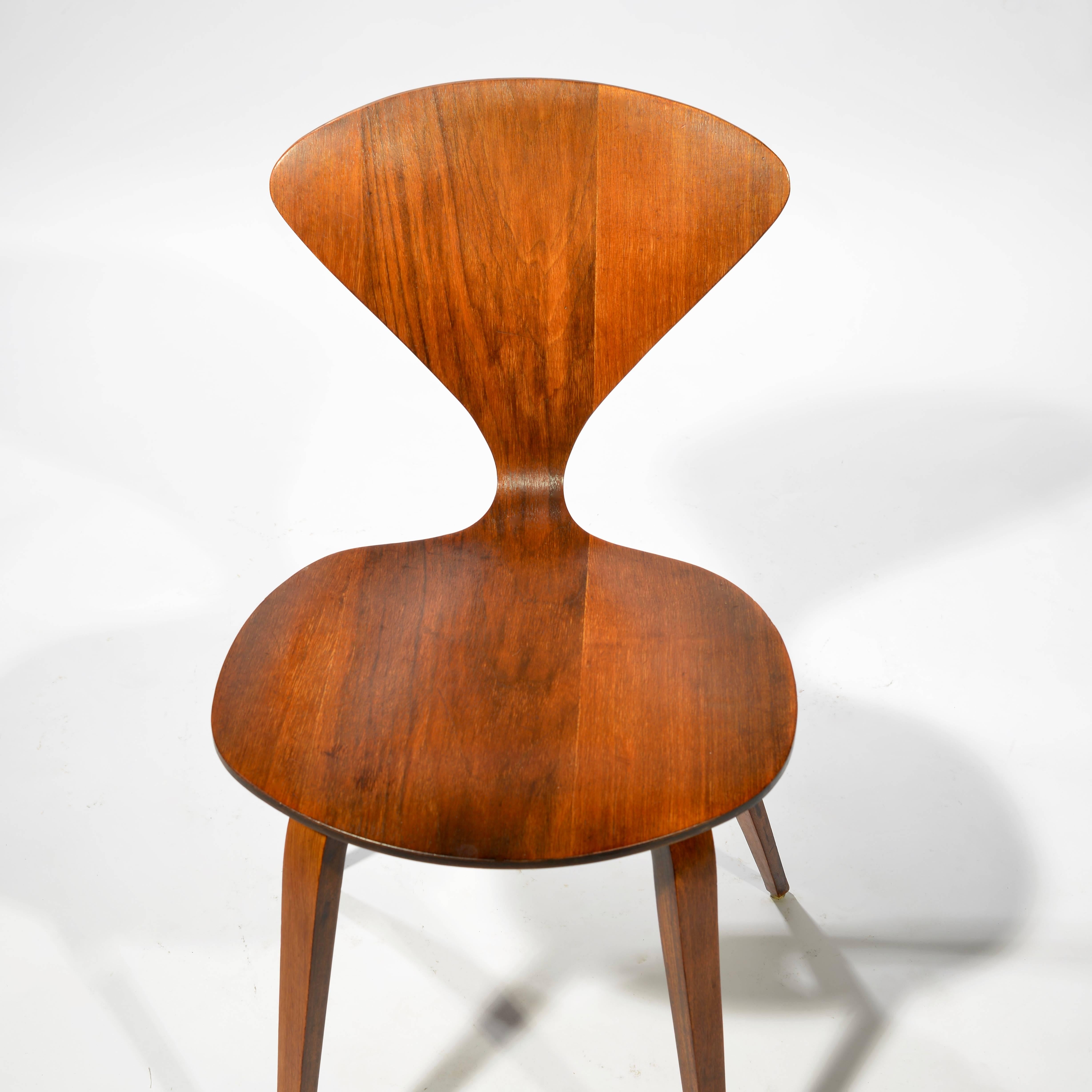 Set of Four Early Norman Cherner Dining Chairs in Walnut for Plycraft  In Excellent Condition In Los Angeles, CA