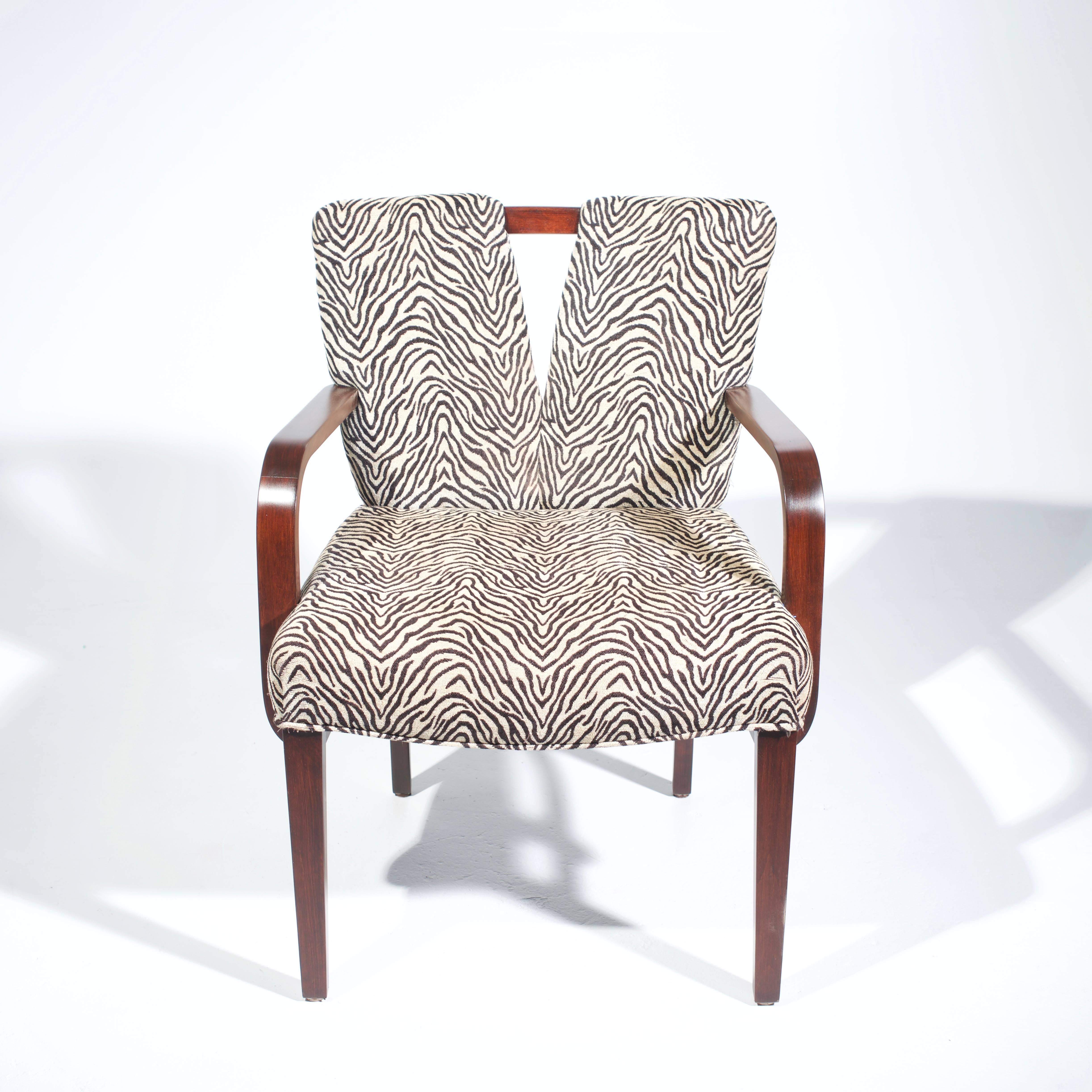 Schöner Satz von sechs Paul Frankl Esszimmerstühlen für Johnson Furniture. Die Gestelle der Stühle sind aus gebranntem Eichenholz gefertigt und sehr stabil und bequem. 

Maße: 32 Zoll H x 23 Zoll B x 24 Zoll T
32 Zoll H x 25,5 Zoll B x 25 Zoll T.