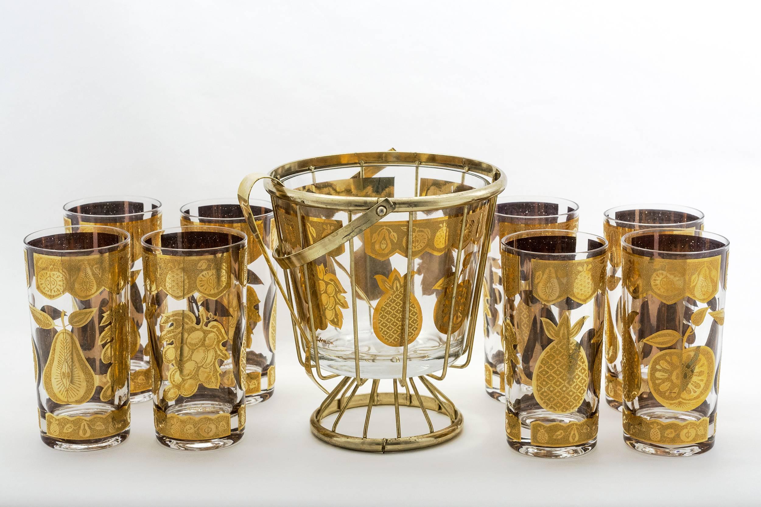 Mid-Century “Florentine” pattern ice bowl
and eight highball glasses in 22-karat gold.
Textured and smooth finished gold fruit designs
with scalloped borders above and below, the borders
embellished with small fruit patterns.
The ice bowl with