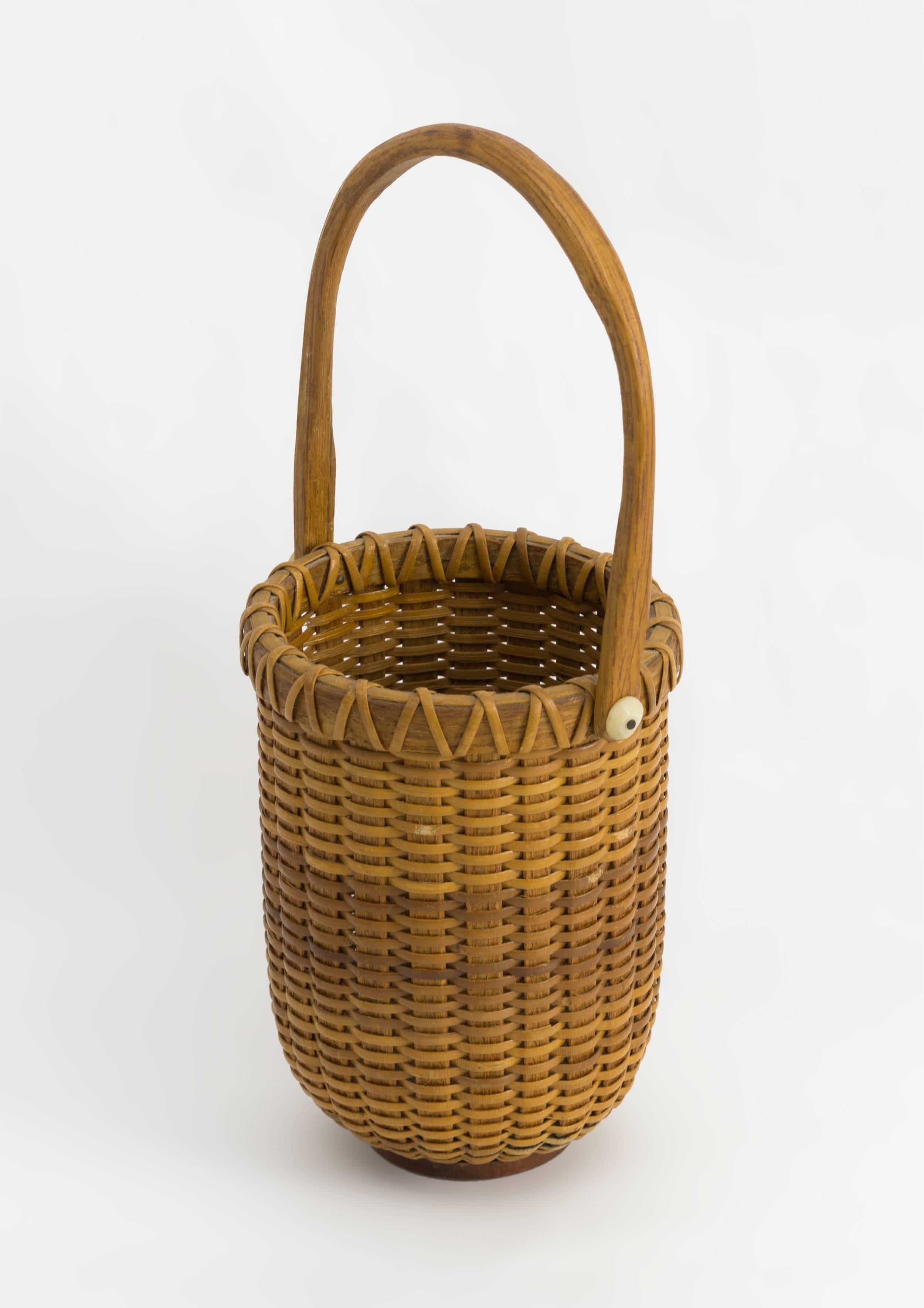 The basket is made with oak staves and has a carved oak handle.
Made by Paul Willer.