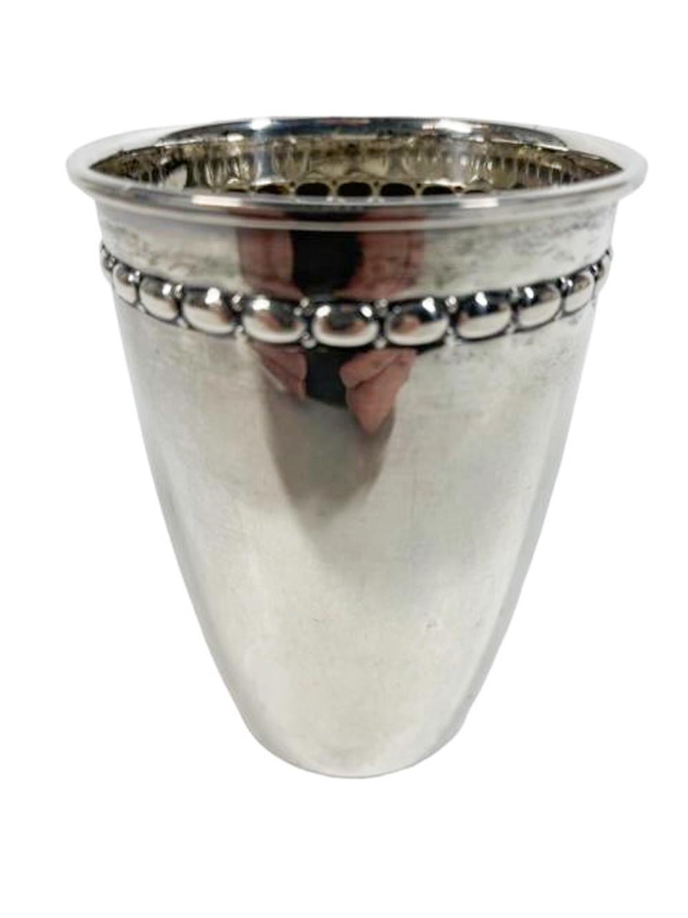 Mesure à alcool en argent Art Déco 800 de forme effilée avec une bande de perles près du sommet, marquée d'une couronne et d'un centrage WB 800.