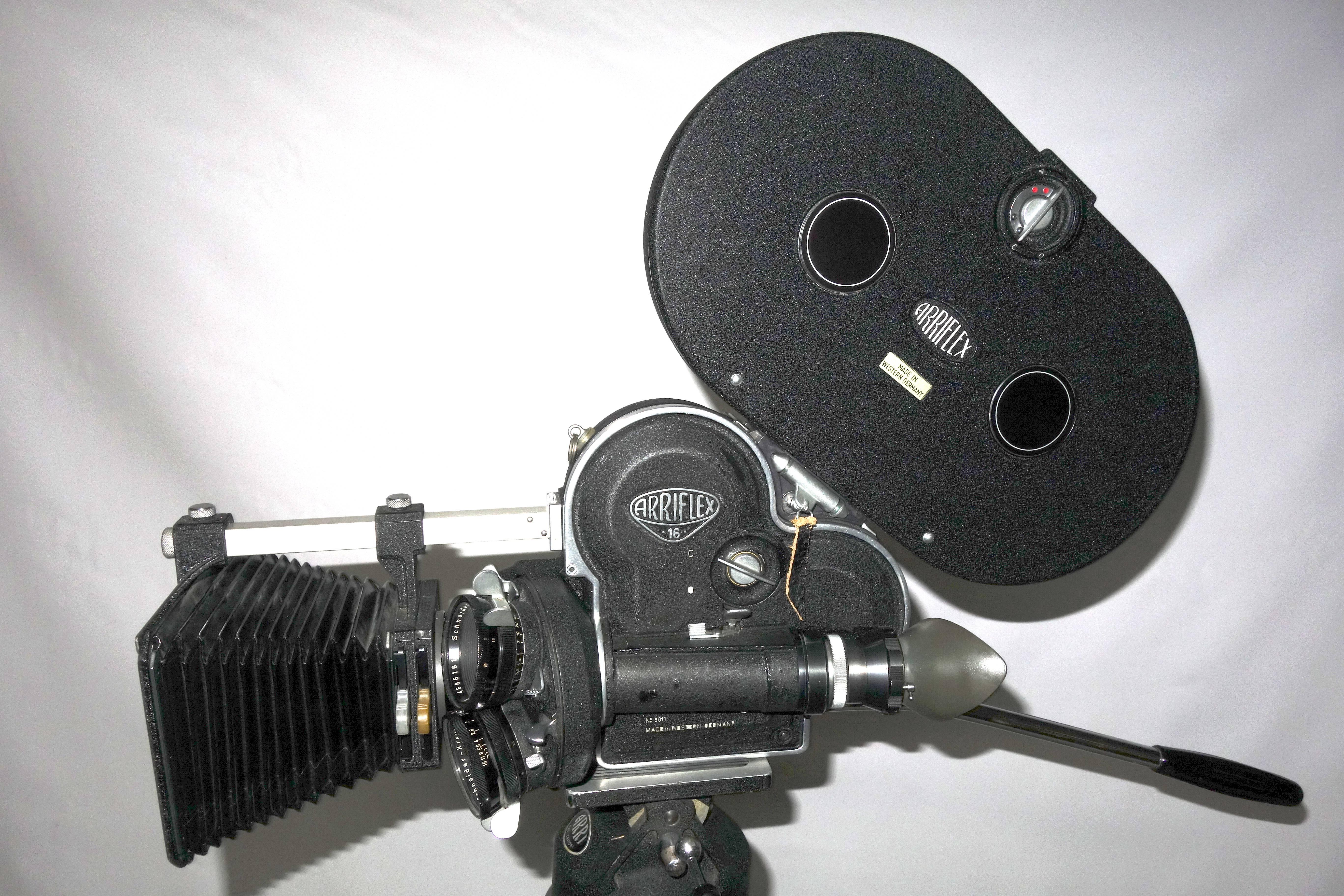 Arriflex Early 16mm Motion Picture Camera, Classic Display with Tripod In Good Condition For Sale In Dallas, TX