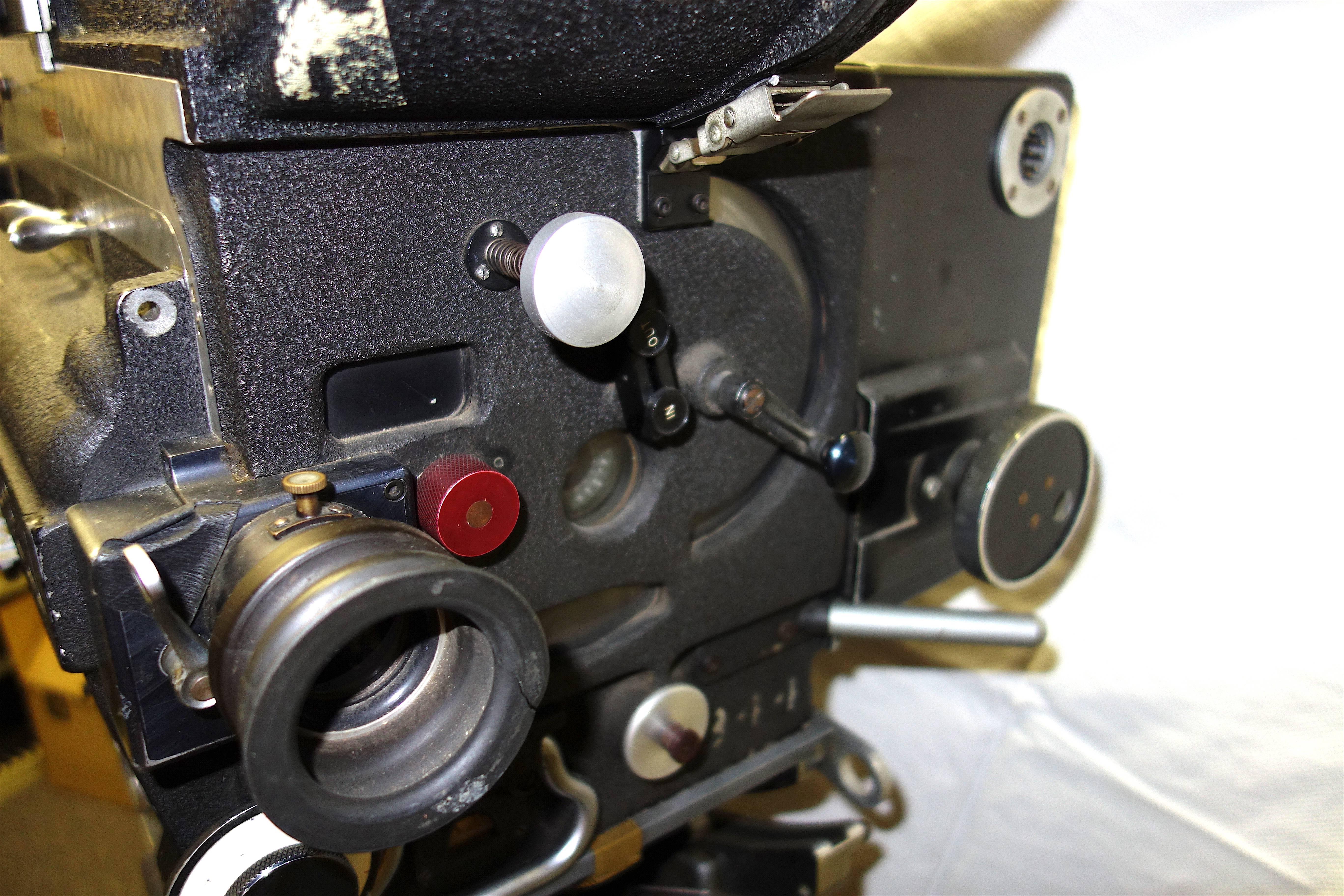 Rare Mitchell 35mm Antique Hollywood Feature Cinema Camera Package as Sculpture In Excellent Condition For Sale In Dallas, TX