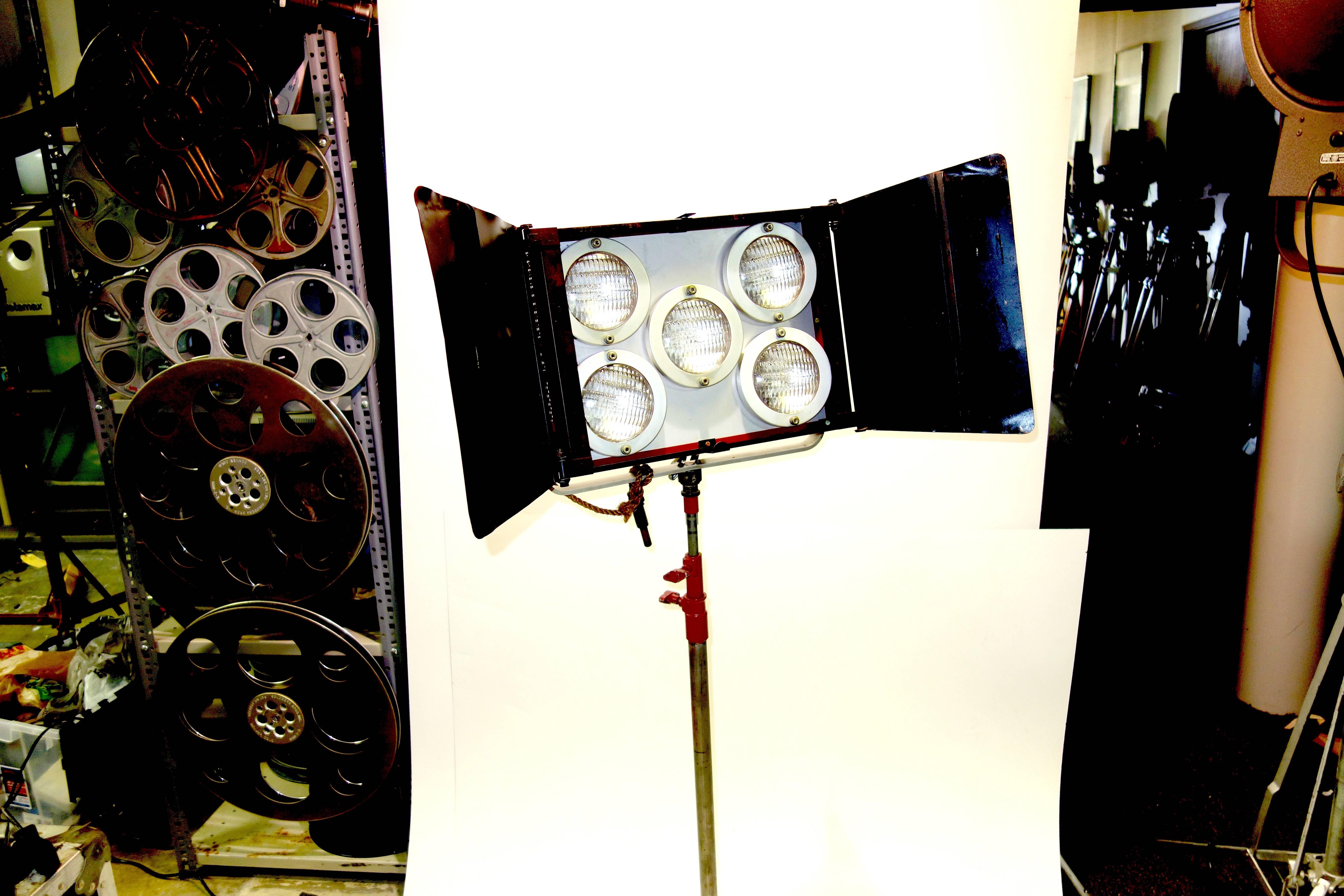 American Hollywood Studio Lamp on Stand As Sculpture. Mid-Century Molefay 5-Light ON SALE For Sale