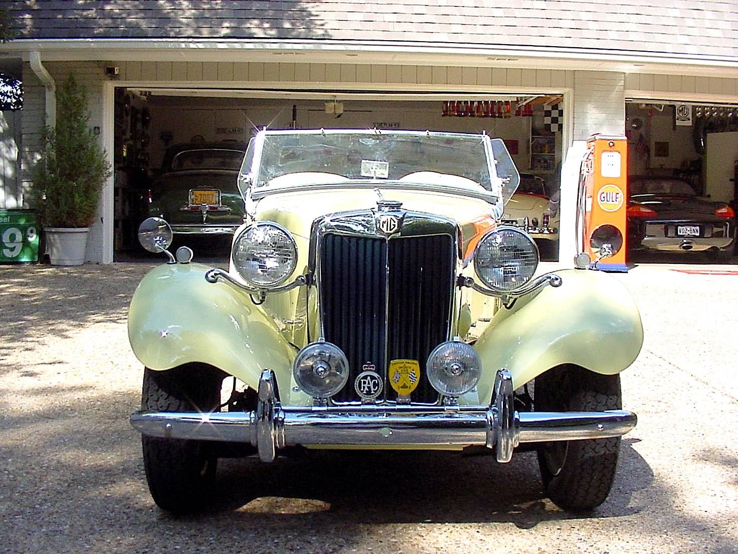 20th Century 1953 MG-TD2 Fully Restored to Perfection British Sports Car. AS NEW. Iconic Year For Sale